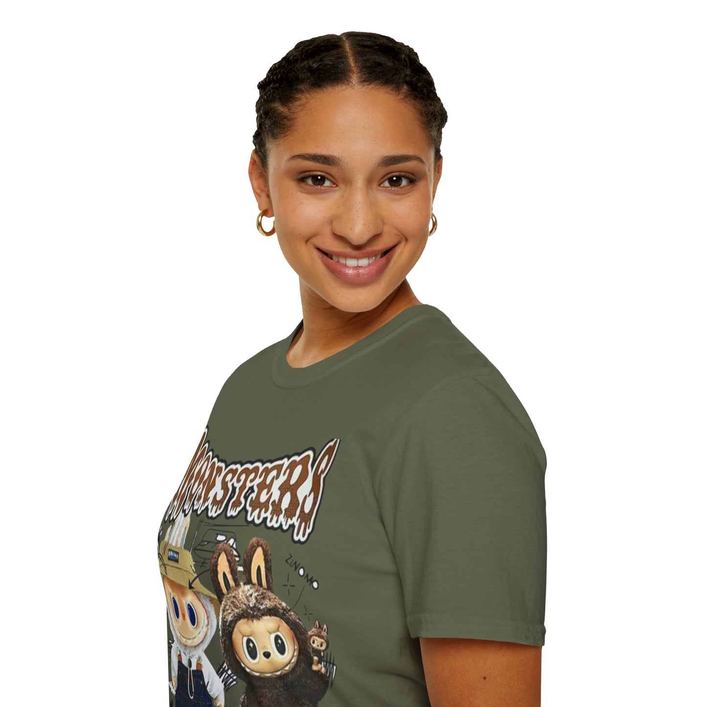 T-Shirt Unisex Labubu Softstyle – Design Monsters Kawaii con Coppia Iconica.