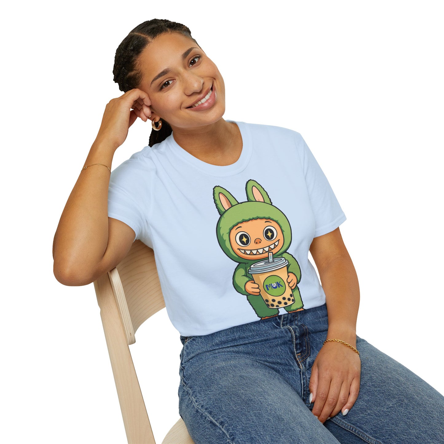 T-Shirt Unisex Labubu Softstyle – Design Kawaii con Bubble Tea.