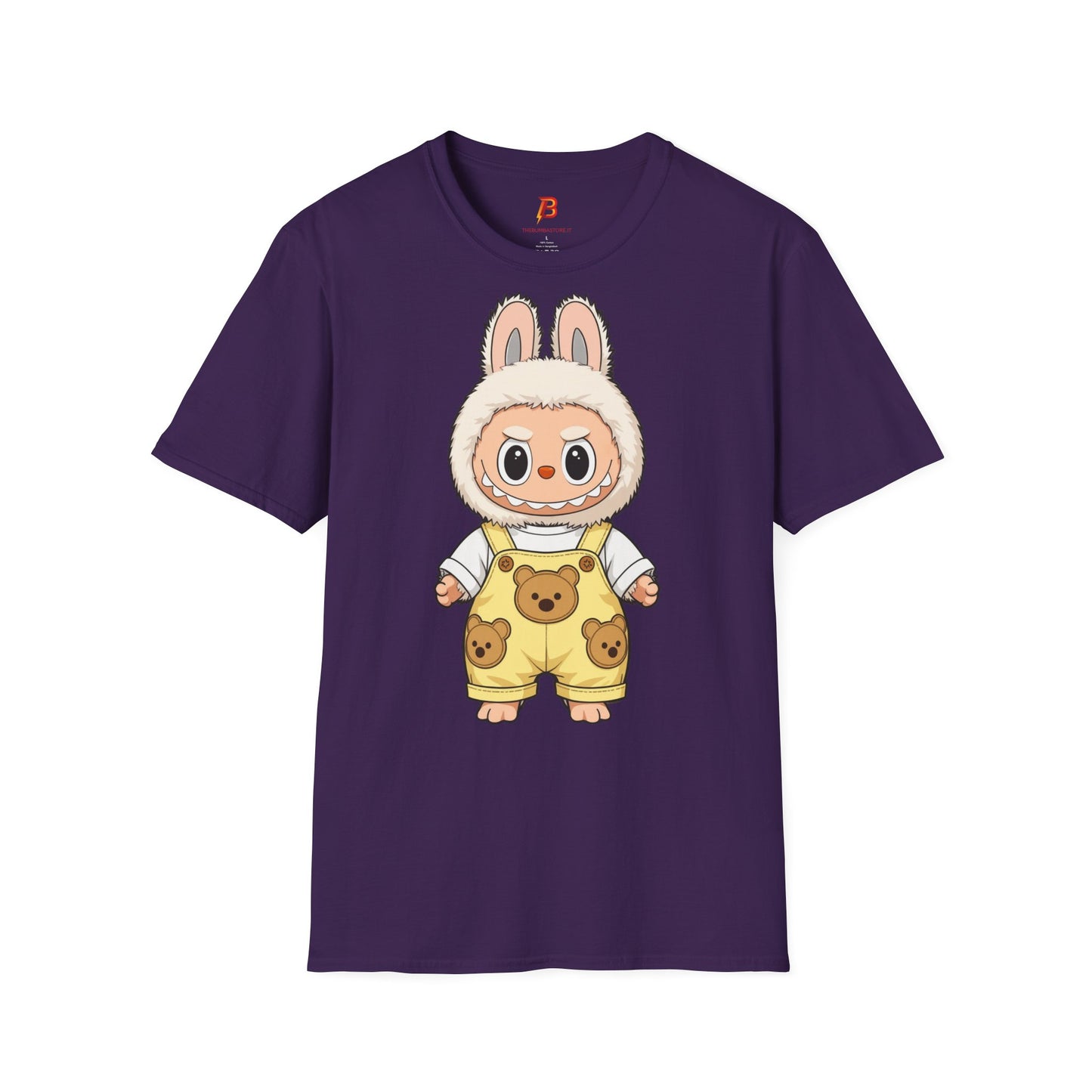 T-Shirt Unisex Labubu Softstyle – Design Kawaii con Salopette Orsetto.