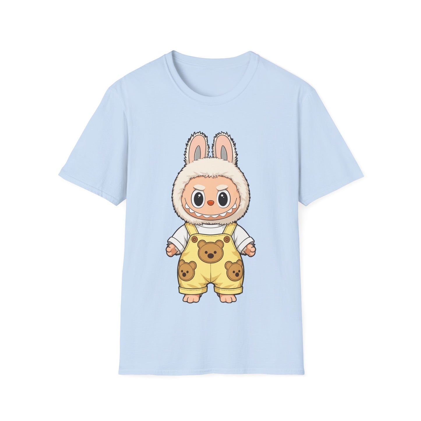 T-Shirt Unisex Labubu Softstyle – Design Kawaii con Salopette Orsetto.