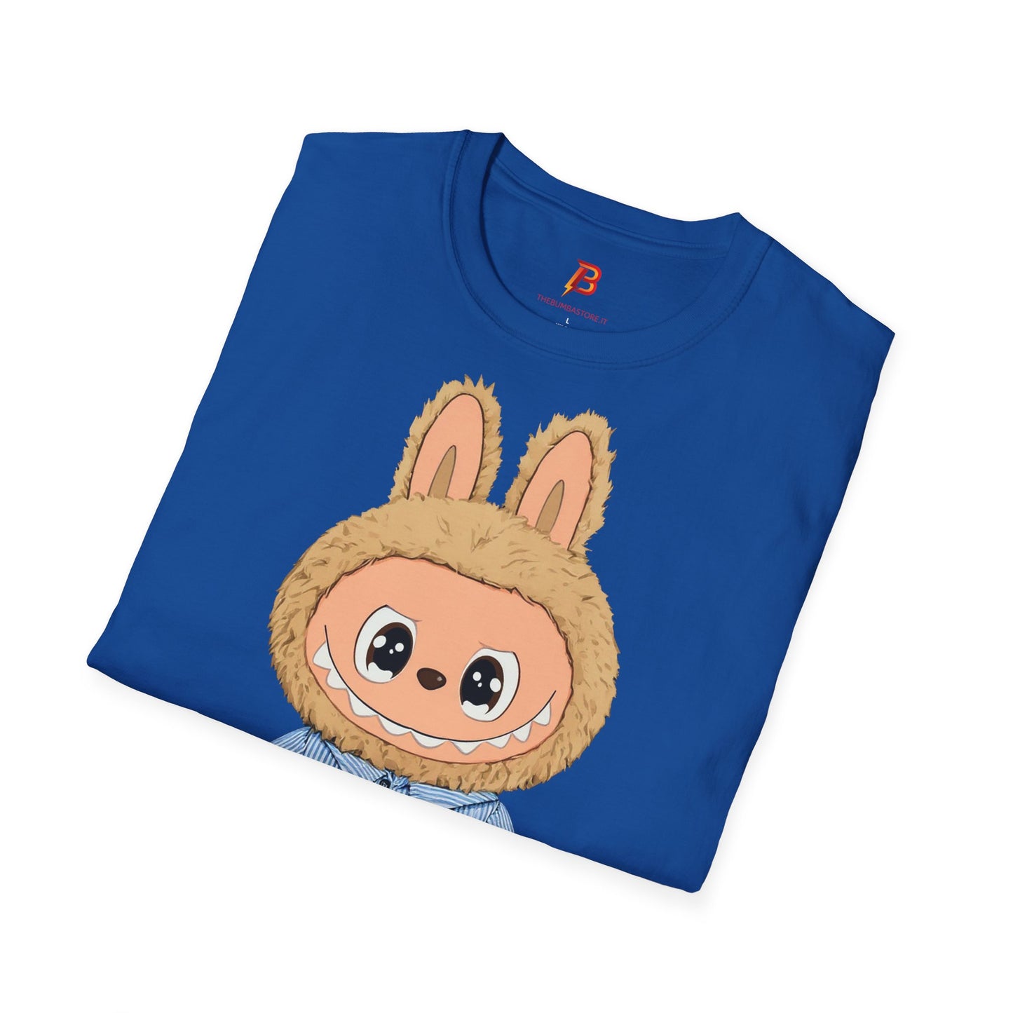 T-Shirt Unisex Labubu Softstyle – Design Kawaii con Camicia a Righe Azzurre.