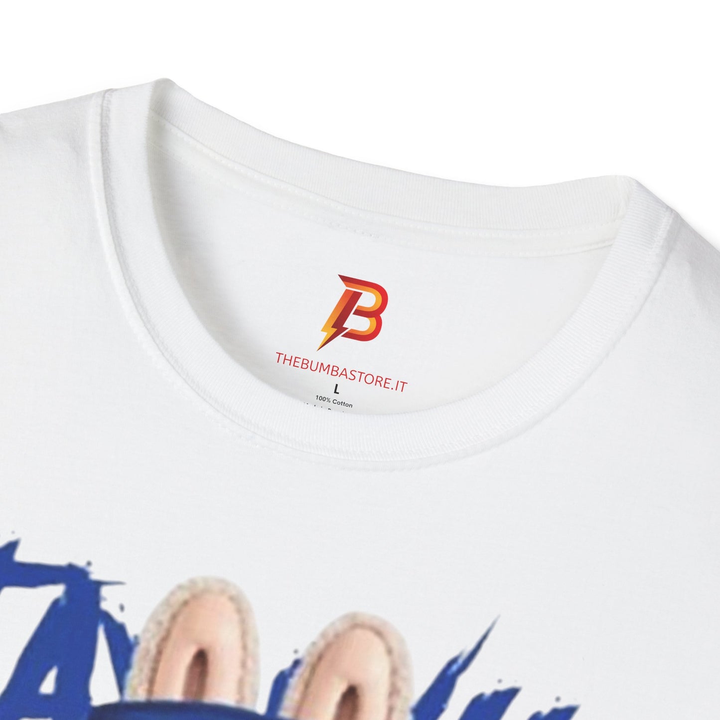 T-Shirt Unisex Labubu Softstyle – Design Kawaii Streetwear con Fiore “Stay Wild”.