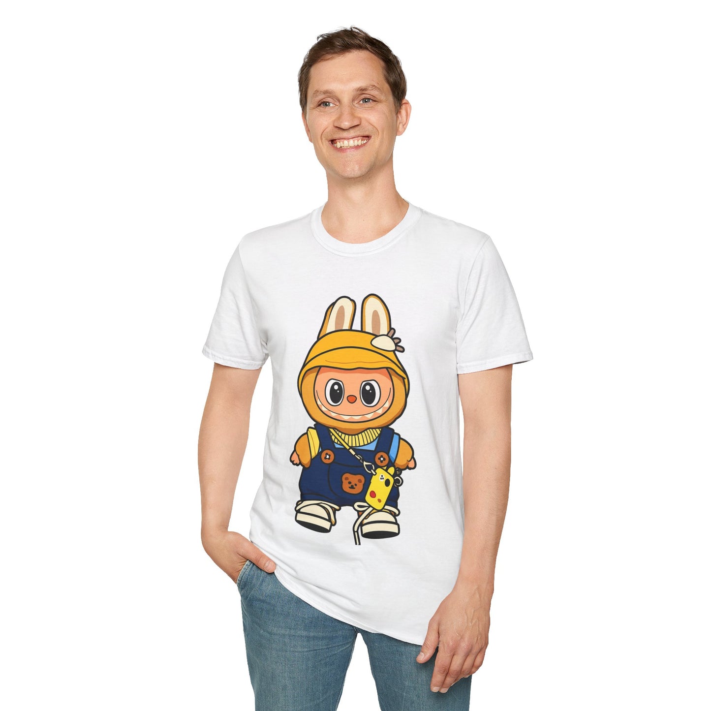 T-Shirt Unisex Labubu Softstyle – Design Kawaii con Cappello e Salopette.