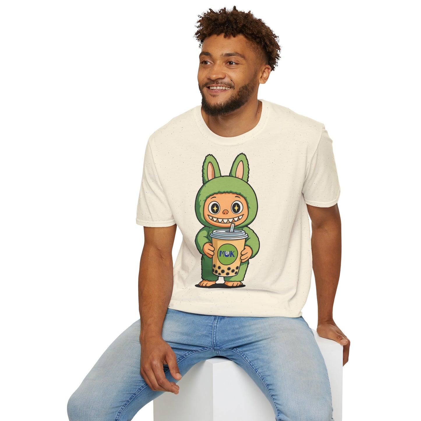 T-Shirt Unisex Labubu Softstyle – Design Kawaii con Bubble Tea.
