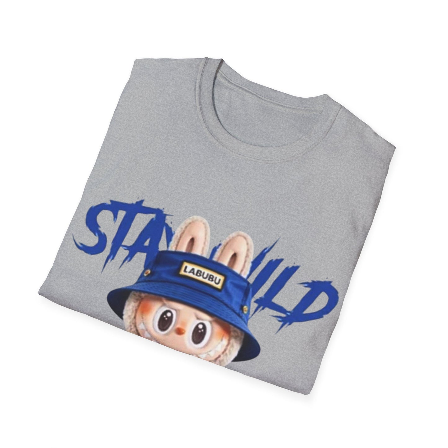 T-Shirt Unisex Labubu Softstyle – Design Kawaii Streetwear con Fiore “Stay Wild”.