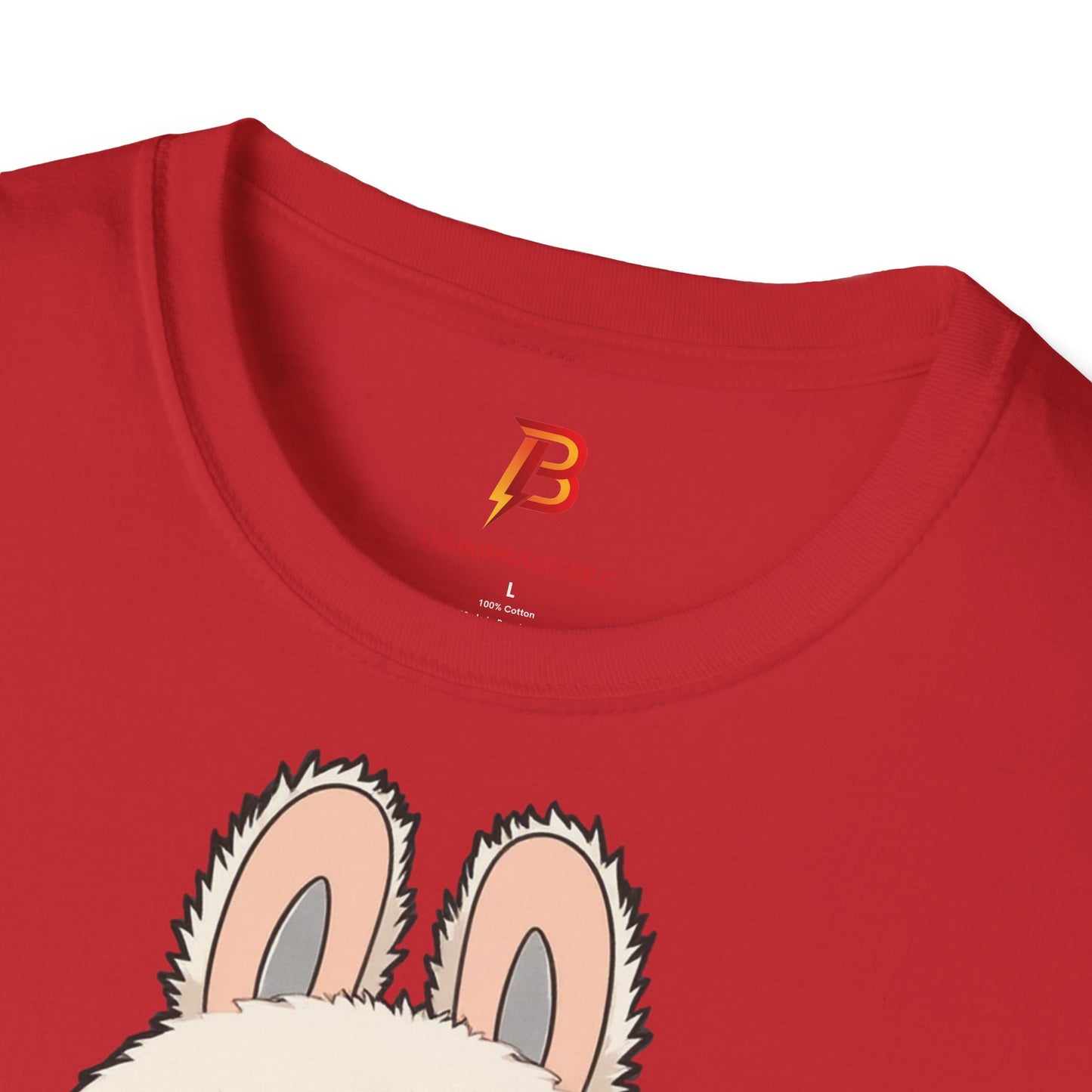 T-Shirt Unisex Labubu Softstyle – Design Kawaii con Salopette Orsetto.