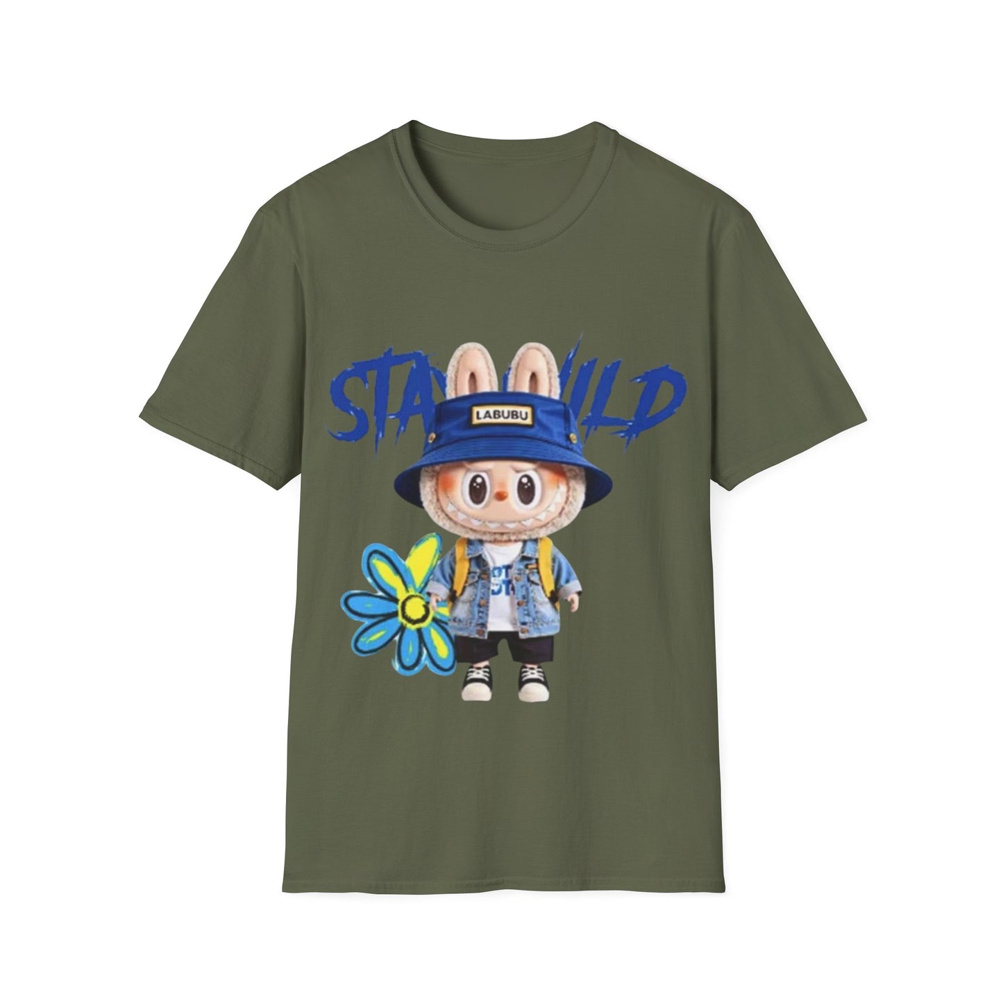 T-Shirt Unisex Labubu Softstyle – Design Kawaii Streetwear con Fiore “Stay Wild”.
