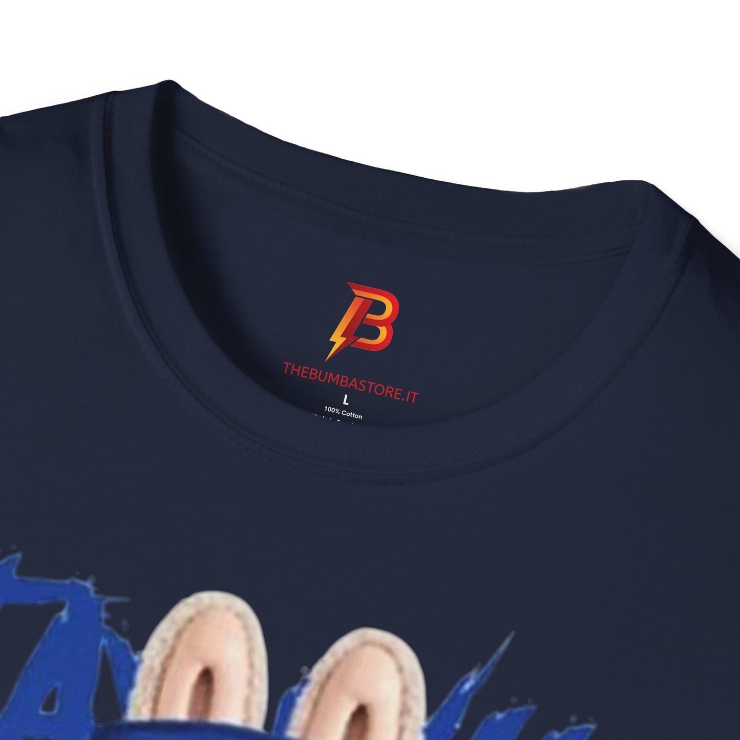 T-Shirt Unisex Labubu Softstyle – Design Kawaii Streetwear con Fiore “Stay Wild”.