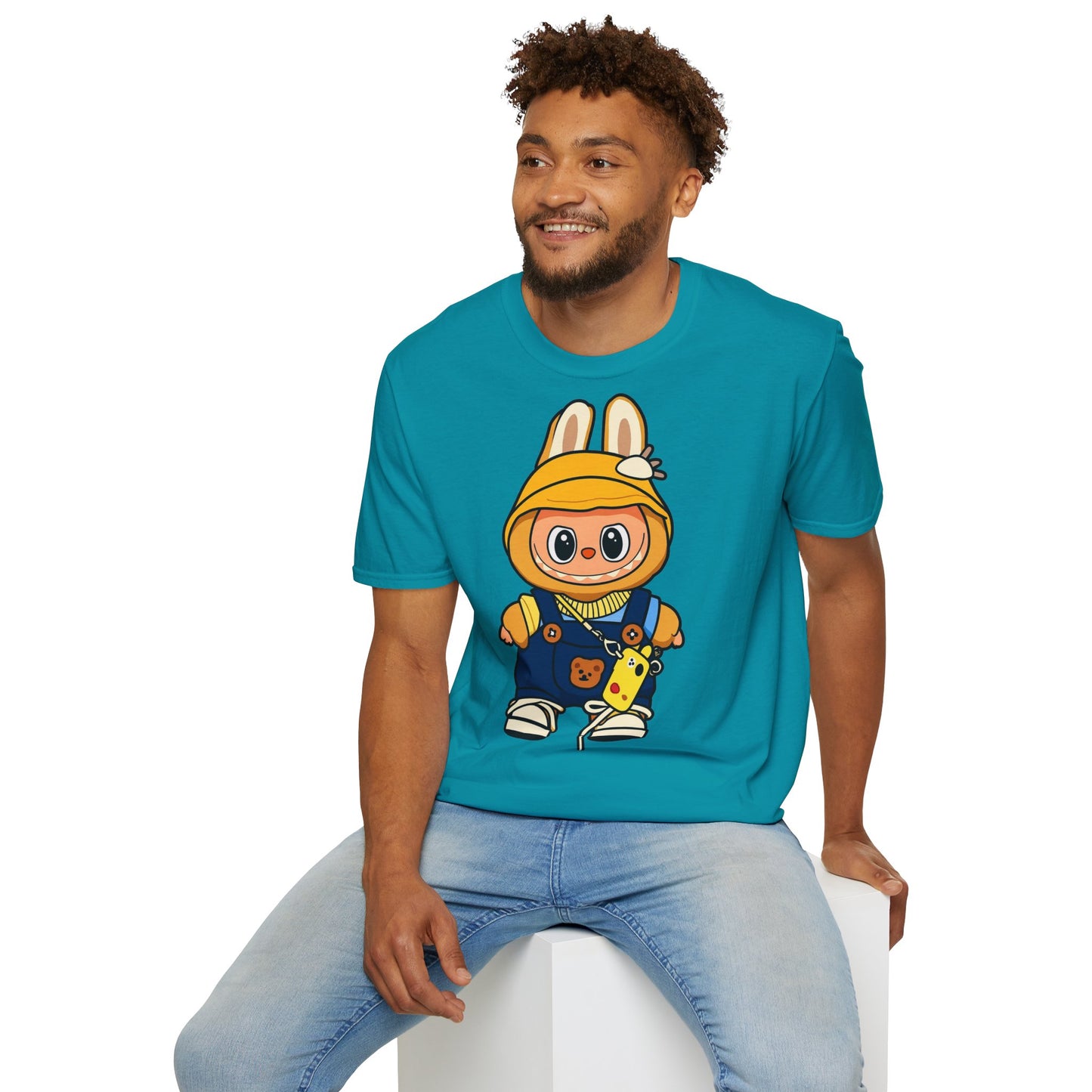 T-Shirt Unisex Labubu Softstyle – Design Kawaii con Cappello e Salopette.
