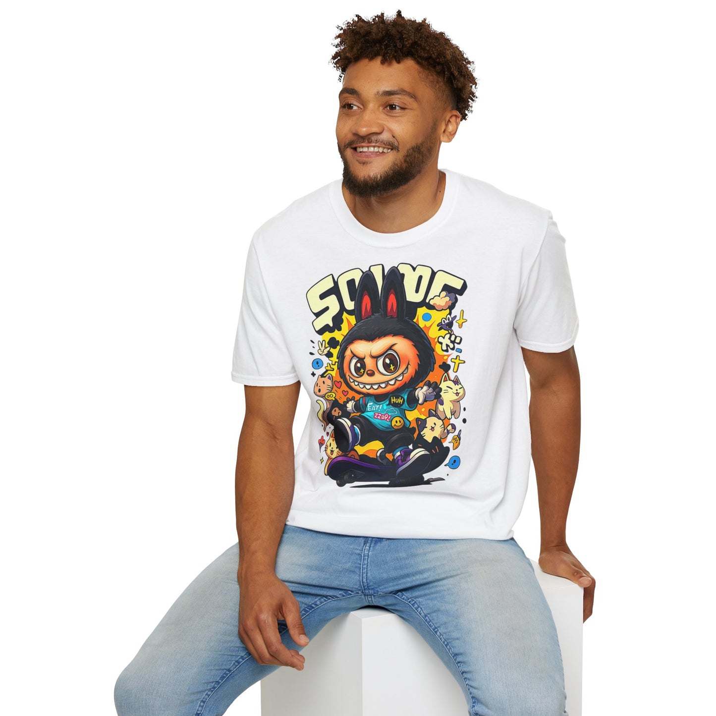 T-Shirt Unisex Labubu Softstyle  – Design Kawaii Streetwear con Skateboard.