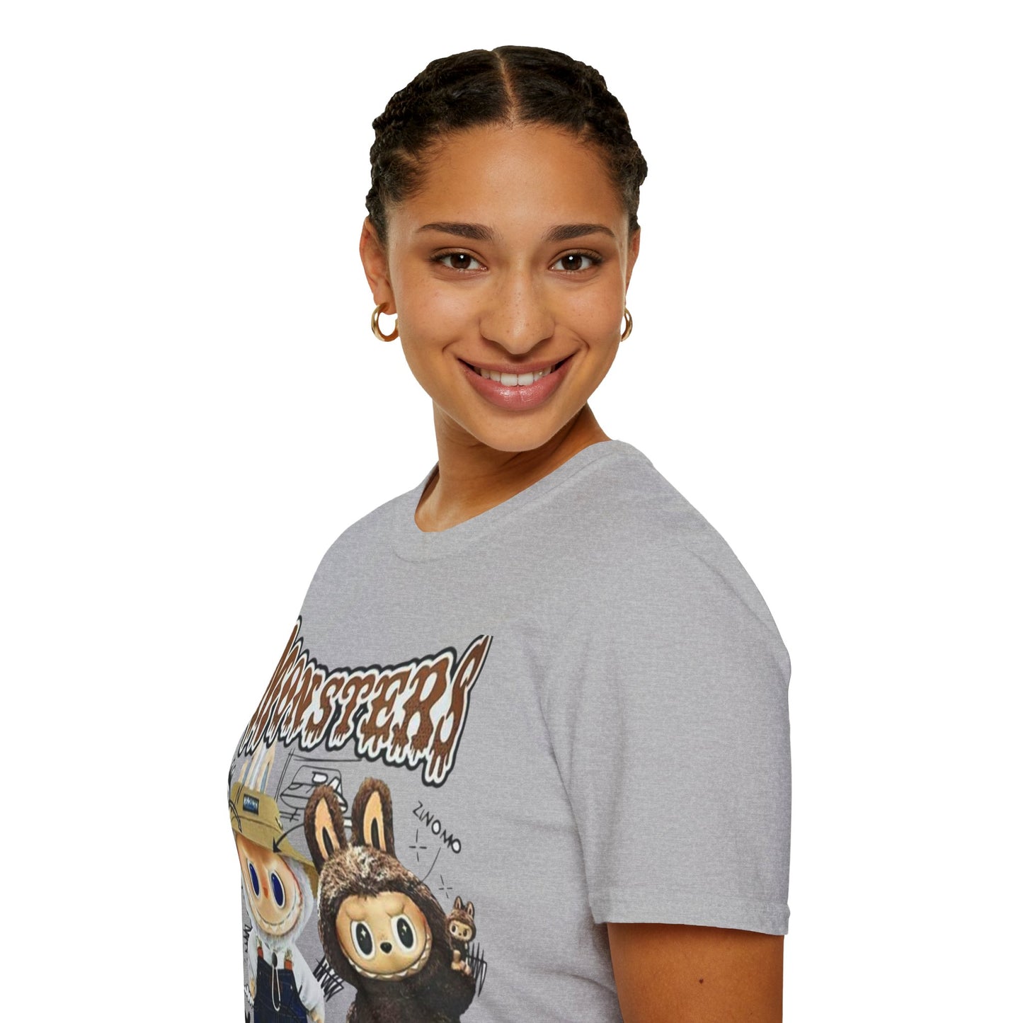 T-Shirt Unisex Labubu Softstyle – Design Monsters Kawaii con Coppia Iconica.