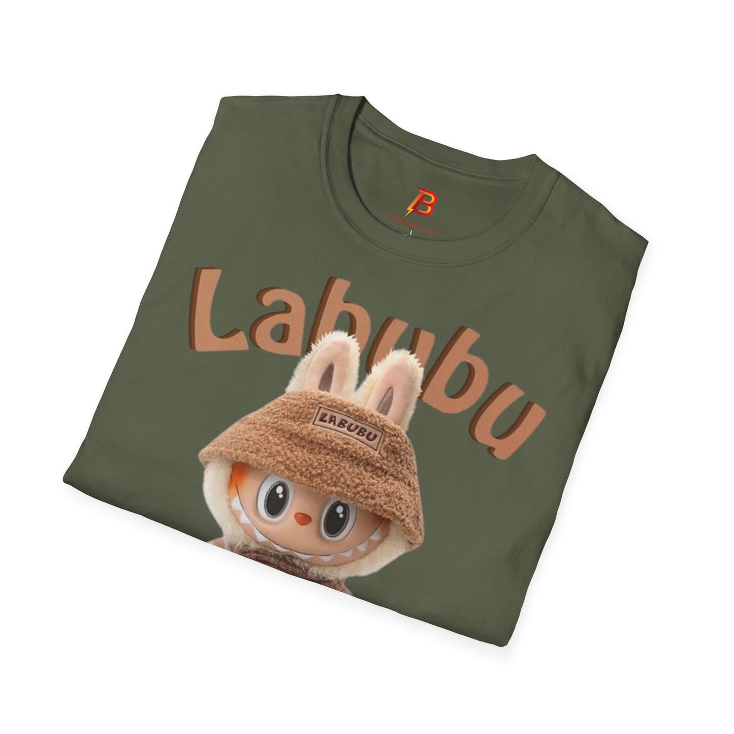 T-Shirt Unisex Labubu Softstyle – Design Kawaii Casual con Bucket Hat “Have a Good Time”.