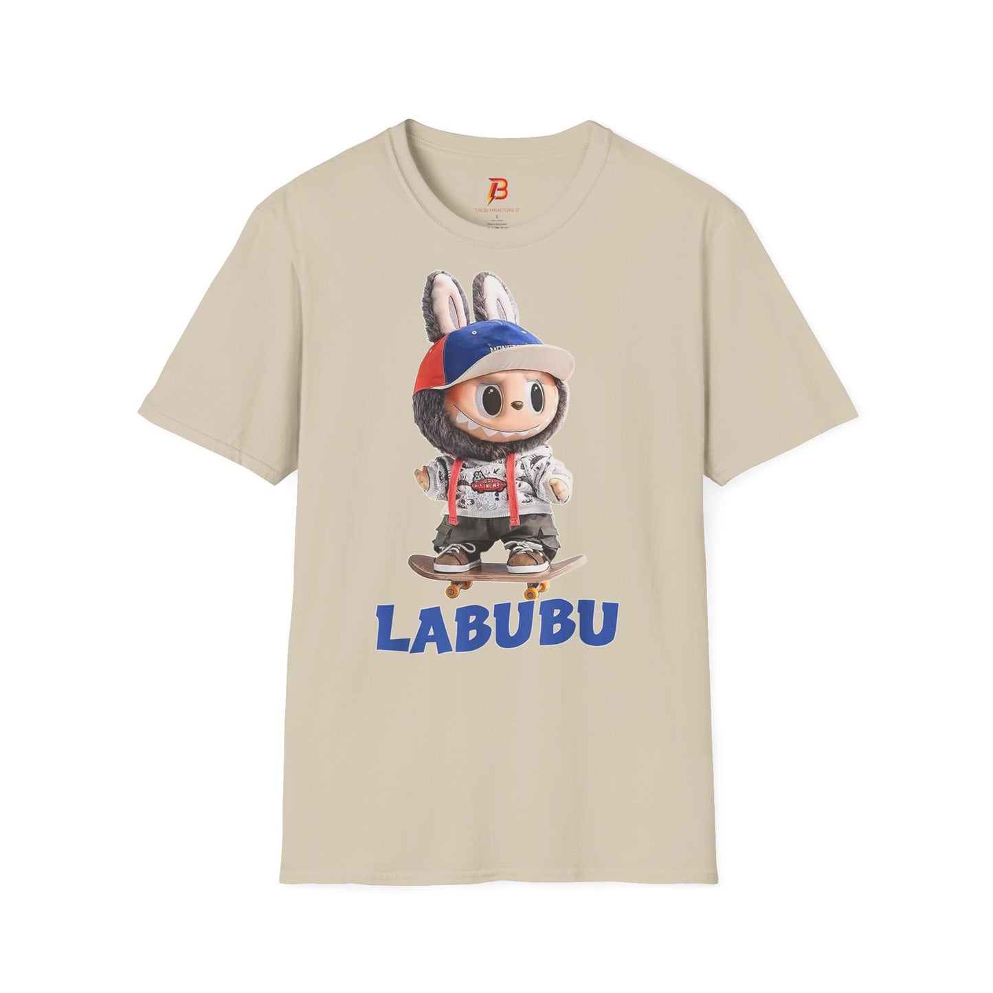 T-Shirt Unisex Labubu Softstyle Arancione – Design Streetwear con Skateboard.
