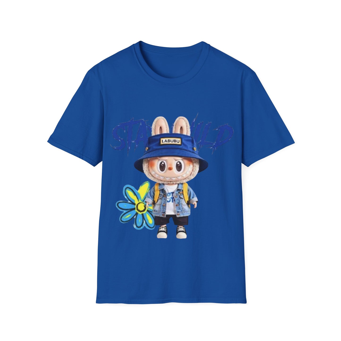 T-Shirt Unisex Labubu Softstyle – Design Kawaii Streetwear con Fiore “Stay Wild”.