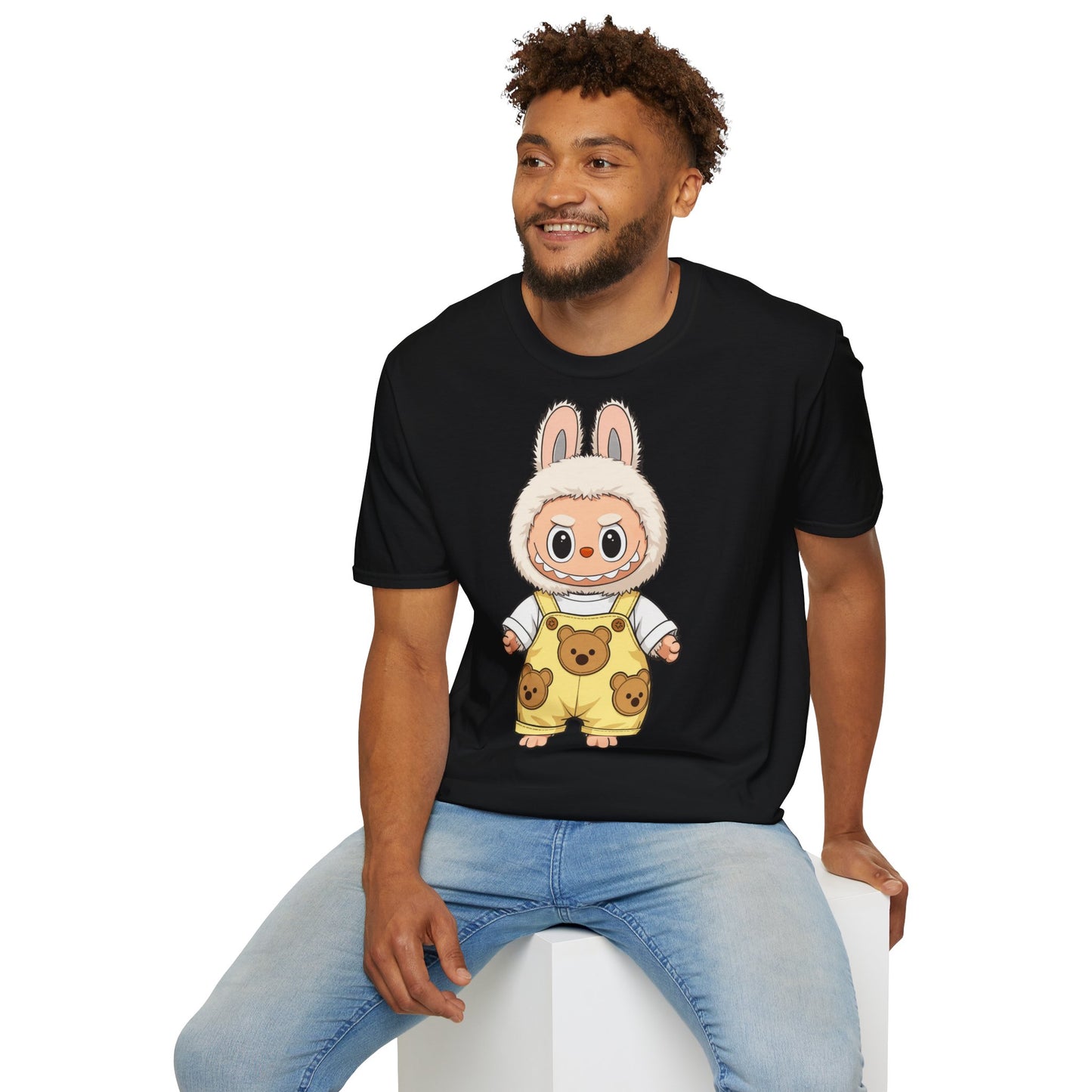 T-Shirt Unisex Labubu Softstyle – Design Kawaii con Salopette Orsetto.