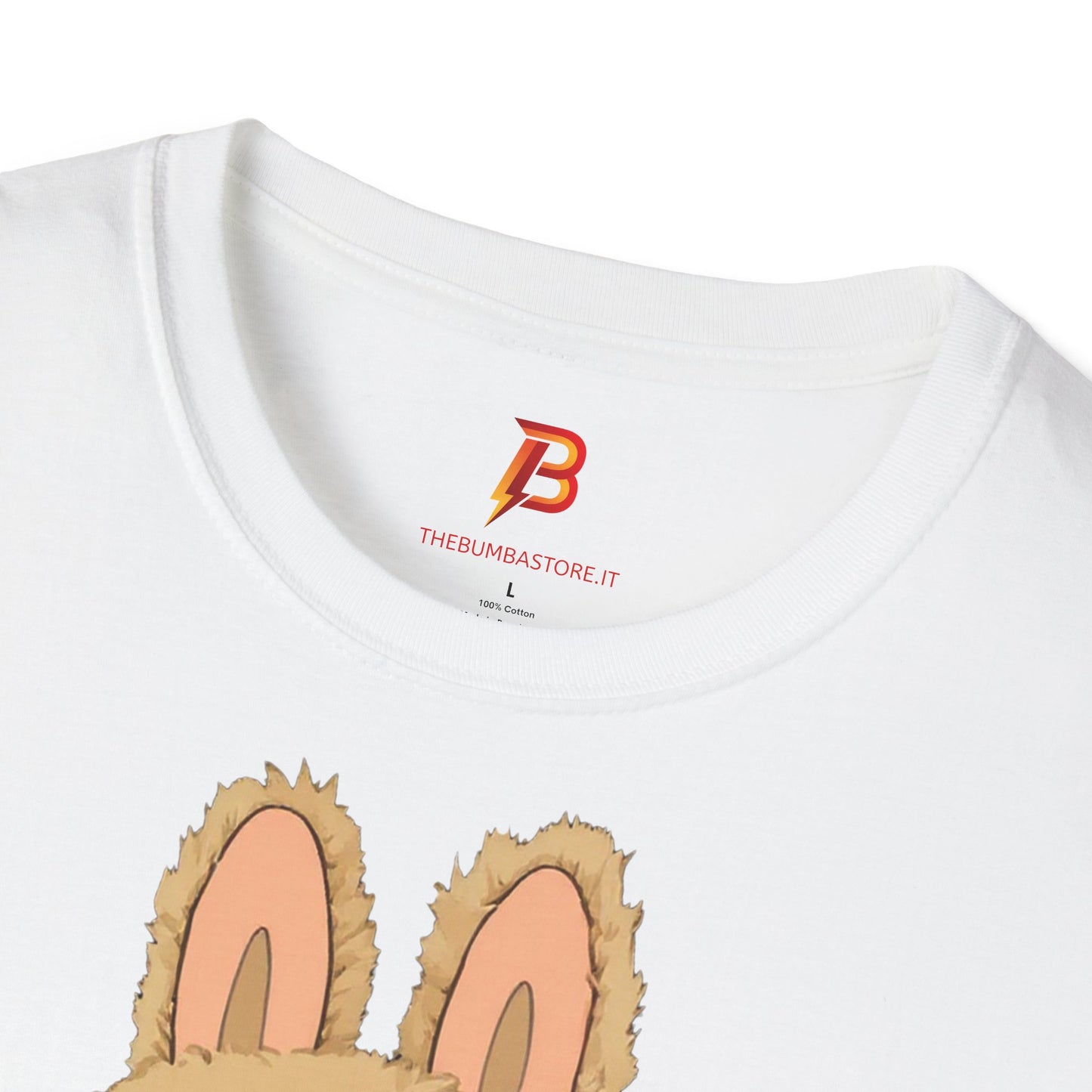 T-Shirt Unisex Labubu Softstyle – Design Kawaii con Camicia a Righe Azzurre.