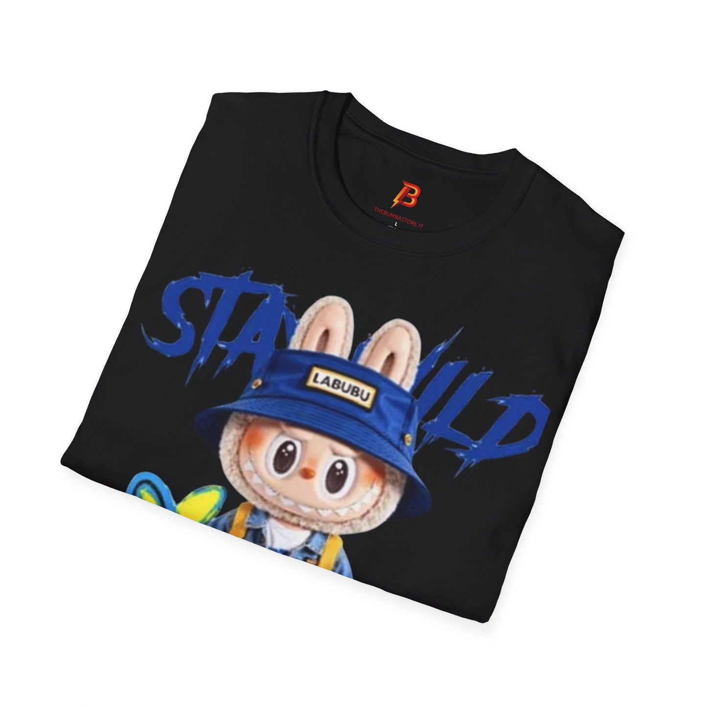 T-Shirt Unisex Labubu Softstyle – Design Kawaii Streetwear con Fiore “Stay Wild”.