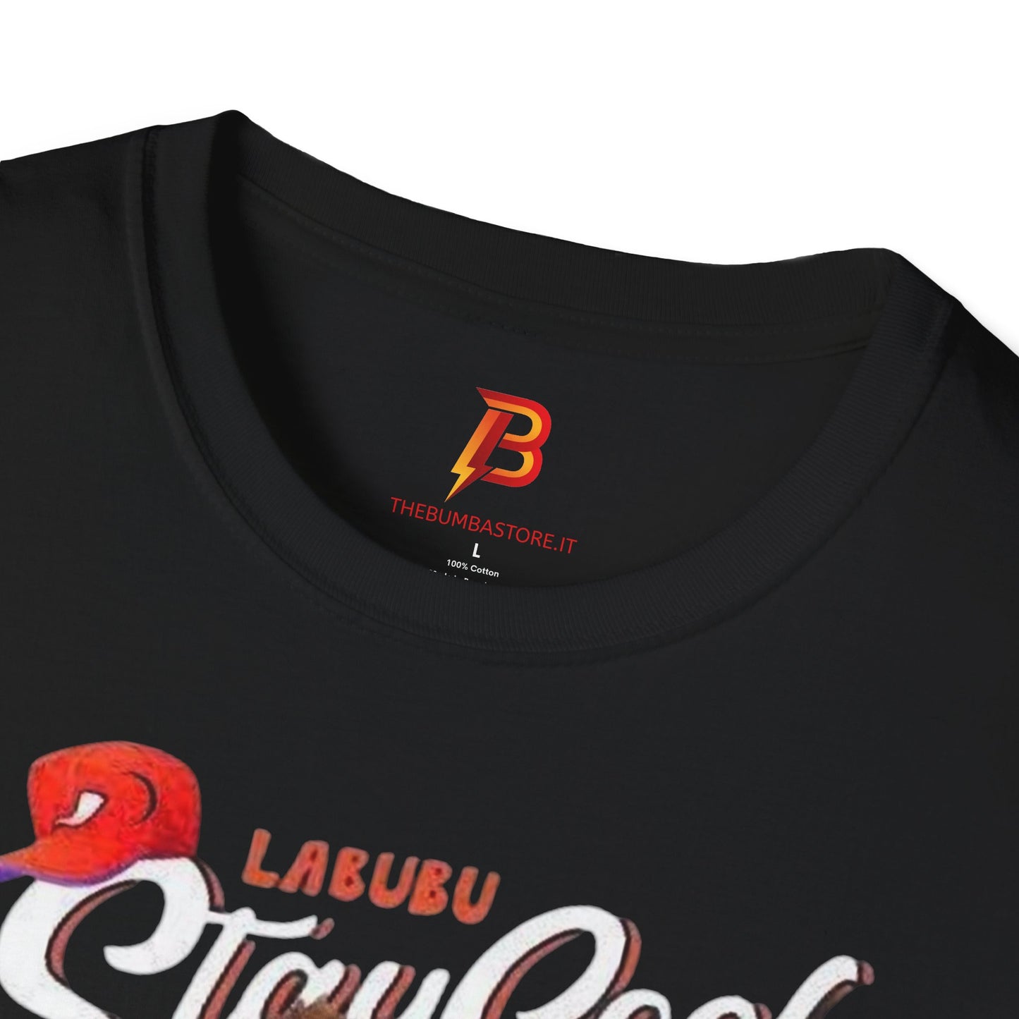 T-Shirt Unisex Labubu Softstyle – Design Streetwear Kawaii “Stay Cool”.