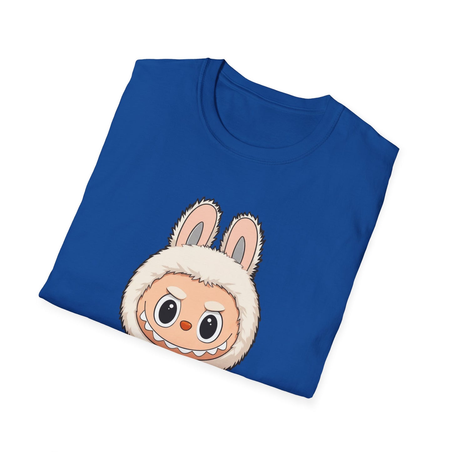 T-Shirt Unisex Labubu Softstyle – Design Kawaii con Salopette Orsetto.