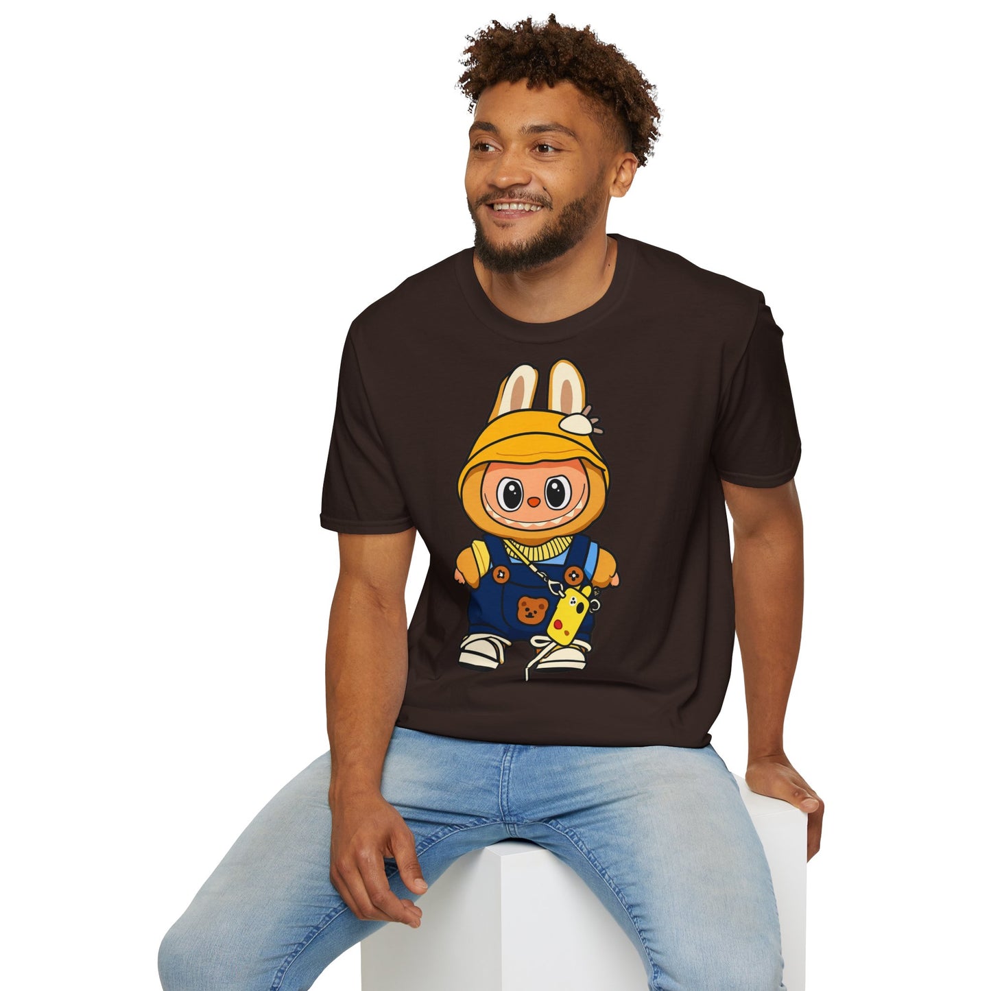 T-Shirt Unisex Labubu Softstyle – Design Kawaii con Cappello e Salopette.