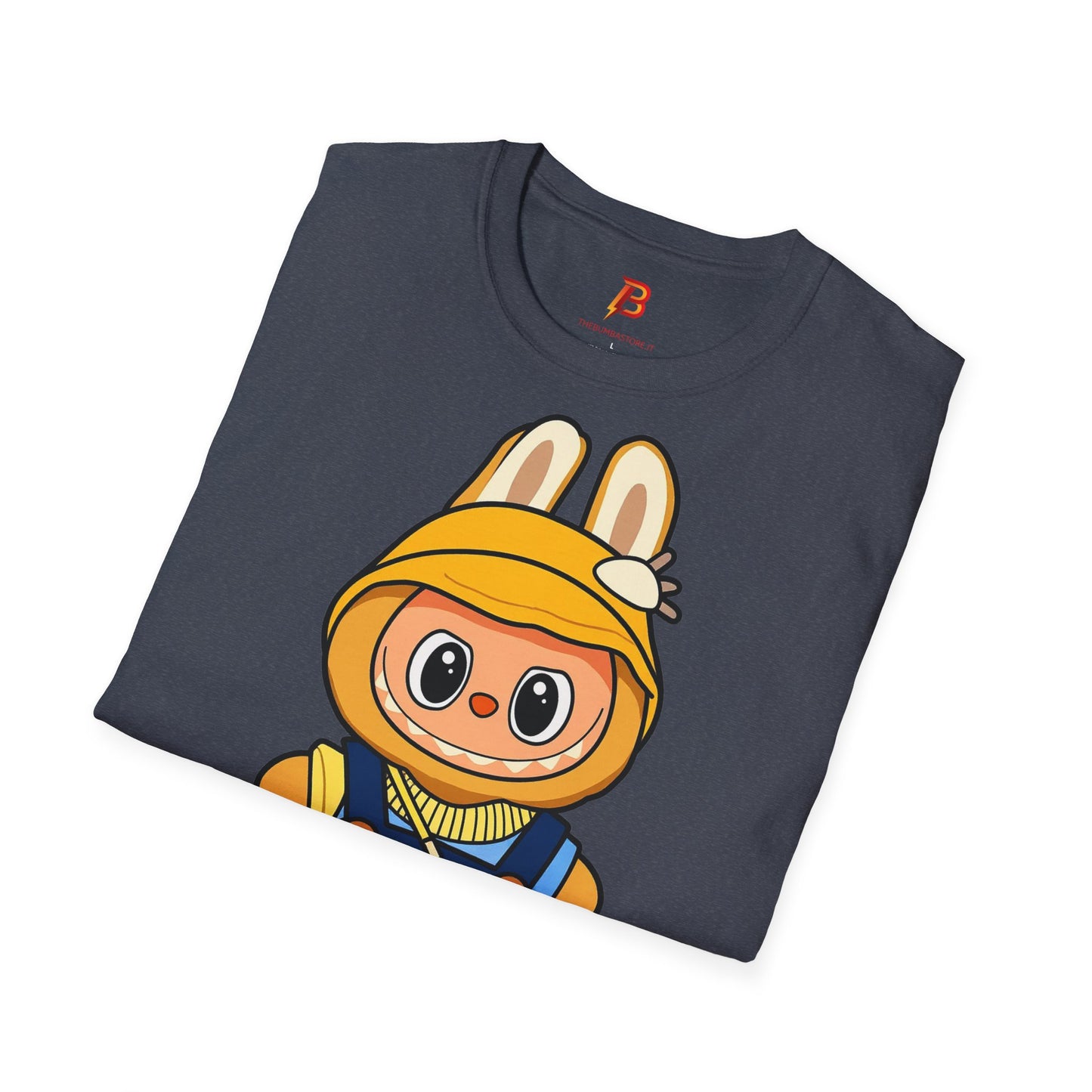 T-Shirt Unisex Labubu Softstyle – Design Kawaii con Cappello e Salopette.