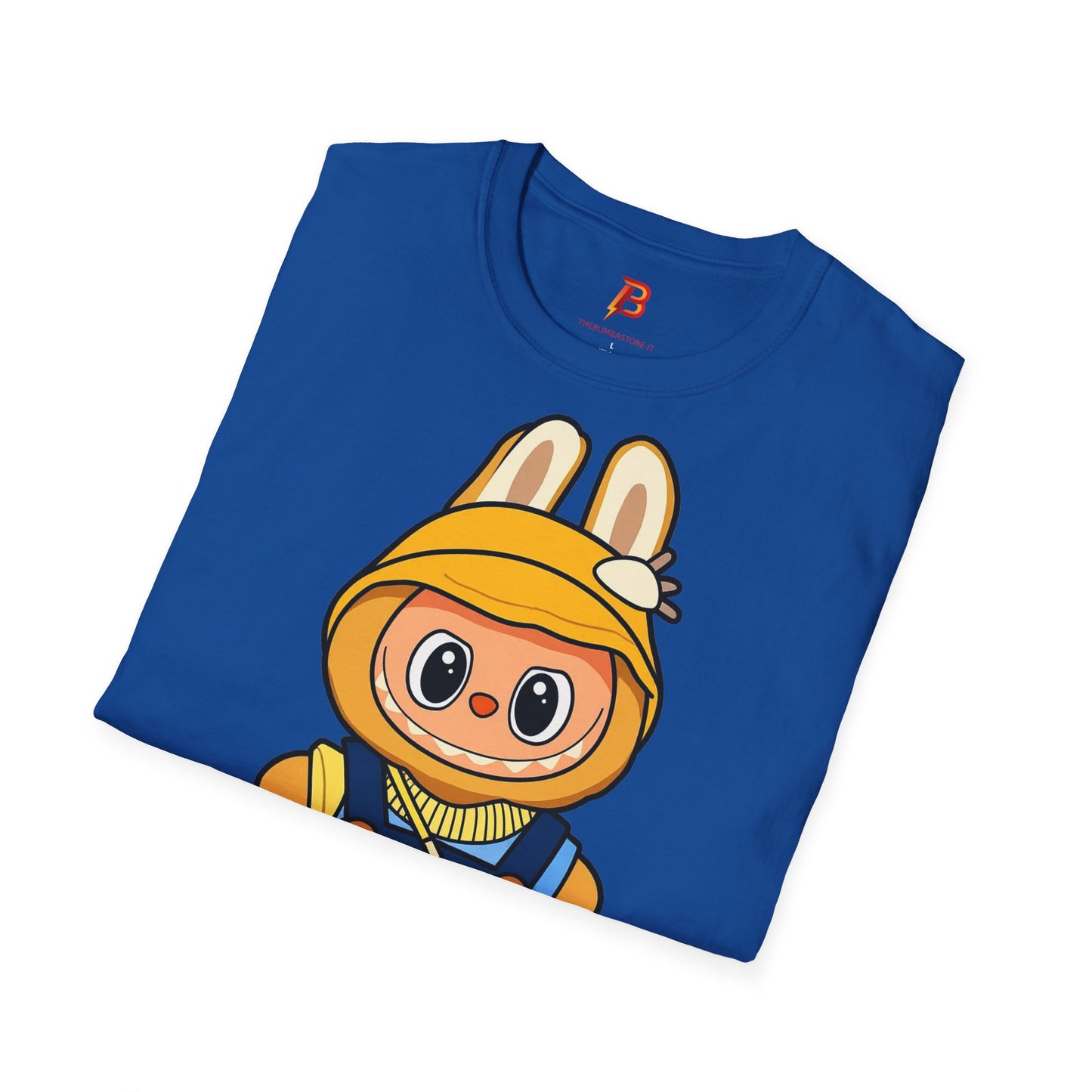 T-Shirt Unisex Labubu Softstyle – Design Kawaii con Cappello e Salopette.