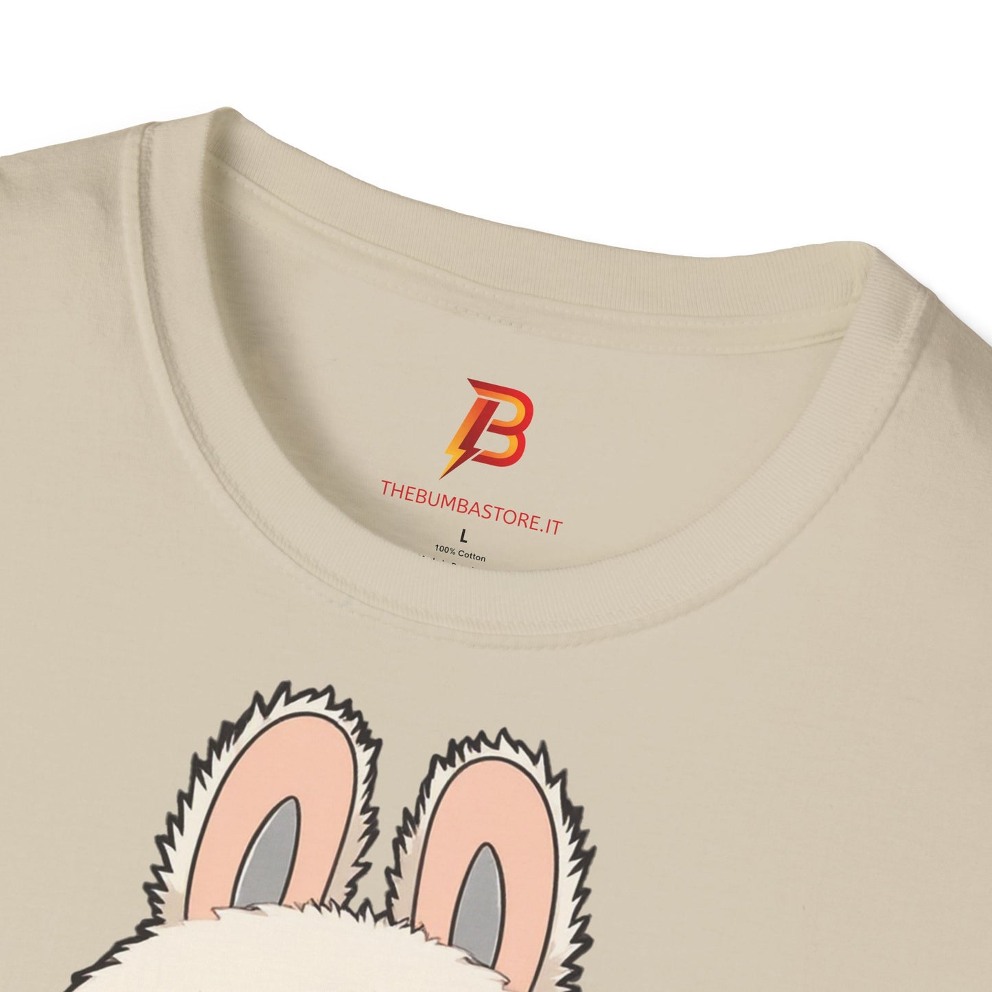 T-Shirt Unisex Labubu Softstyle – Design Kawaii con Salopette Orsetto.