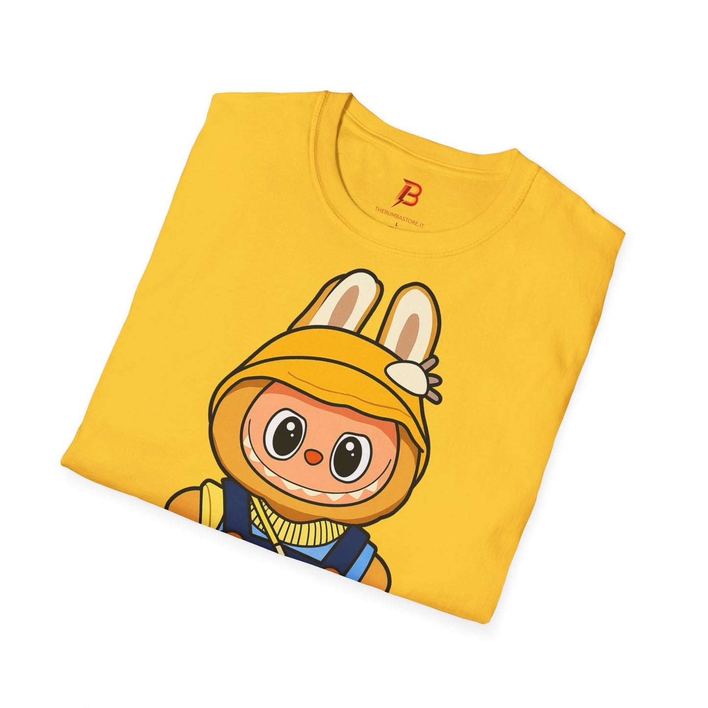 T-Shirt Unisex Labubu Softstyle – Design Kawaii con Cappello e Salopette.
