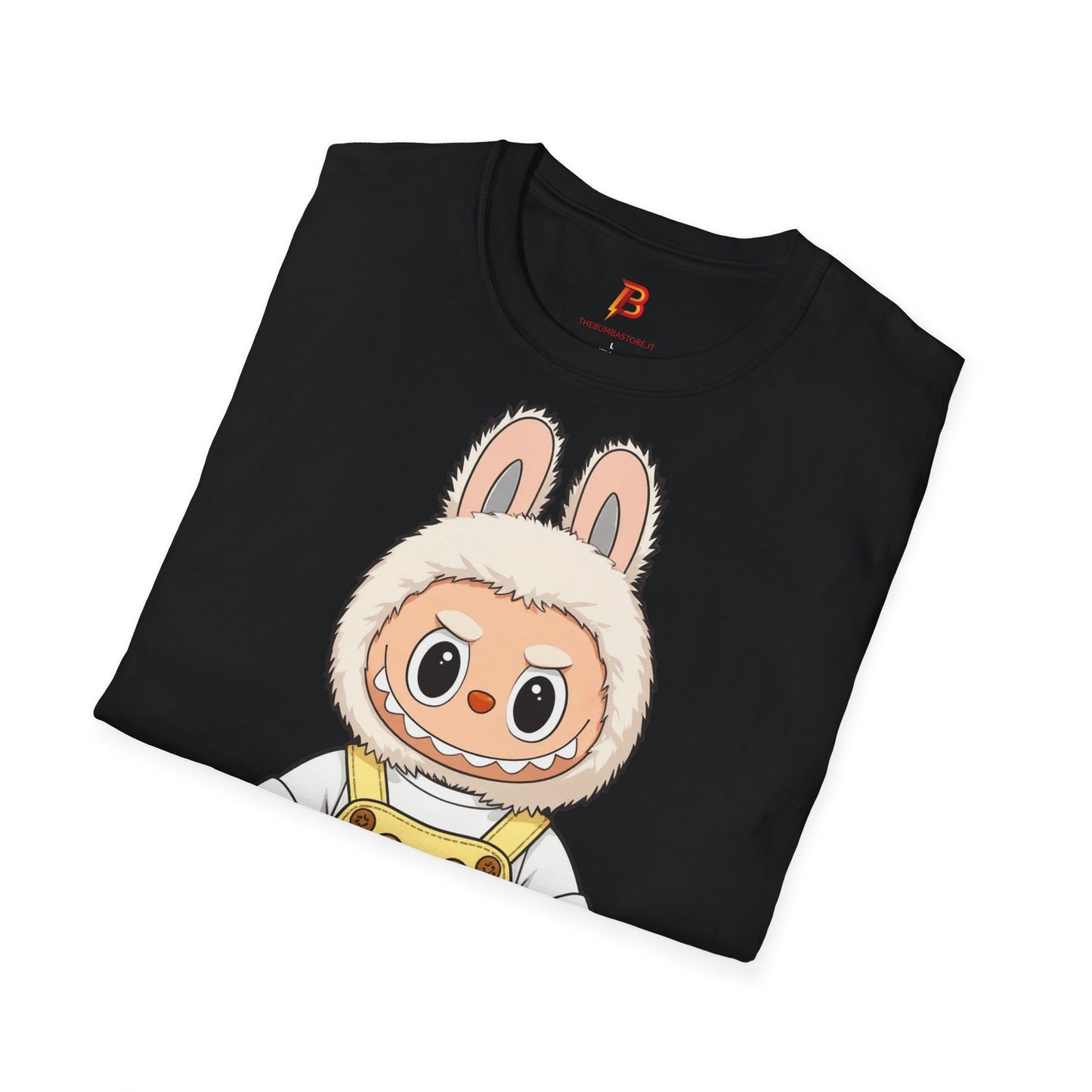T-Shirt Unisex Labubu Softstyle – Design Kawaii con Salopette Orsetto.