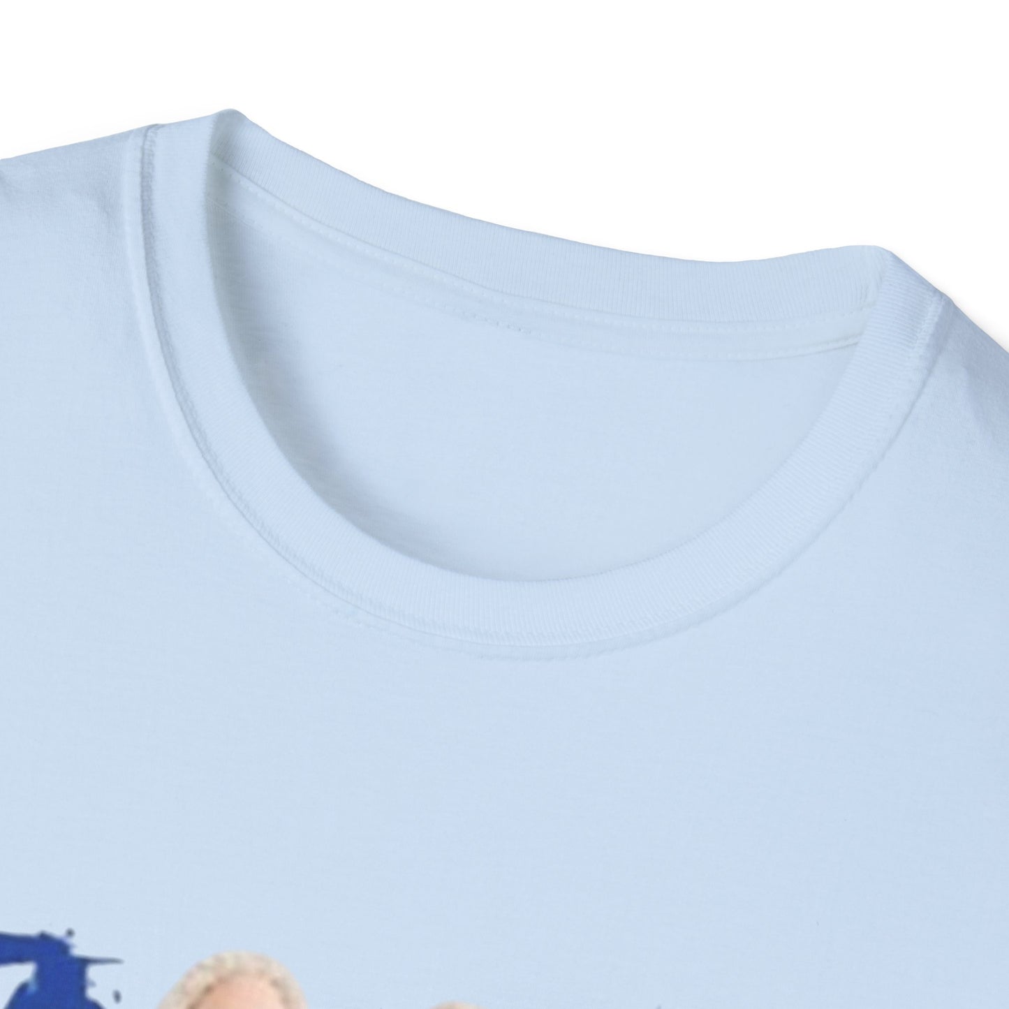 T-Shirt Unisex Labubu Softstyle – Design Kawaii Streetwear con Fiore “Stay Wild”.