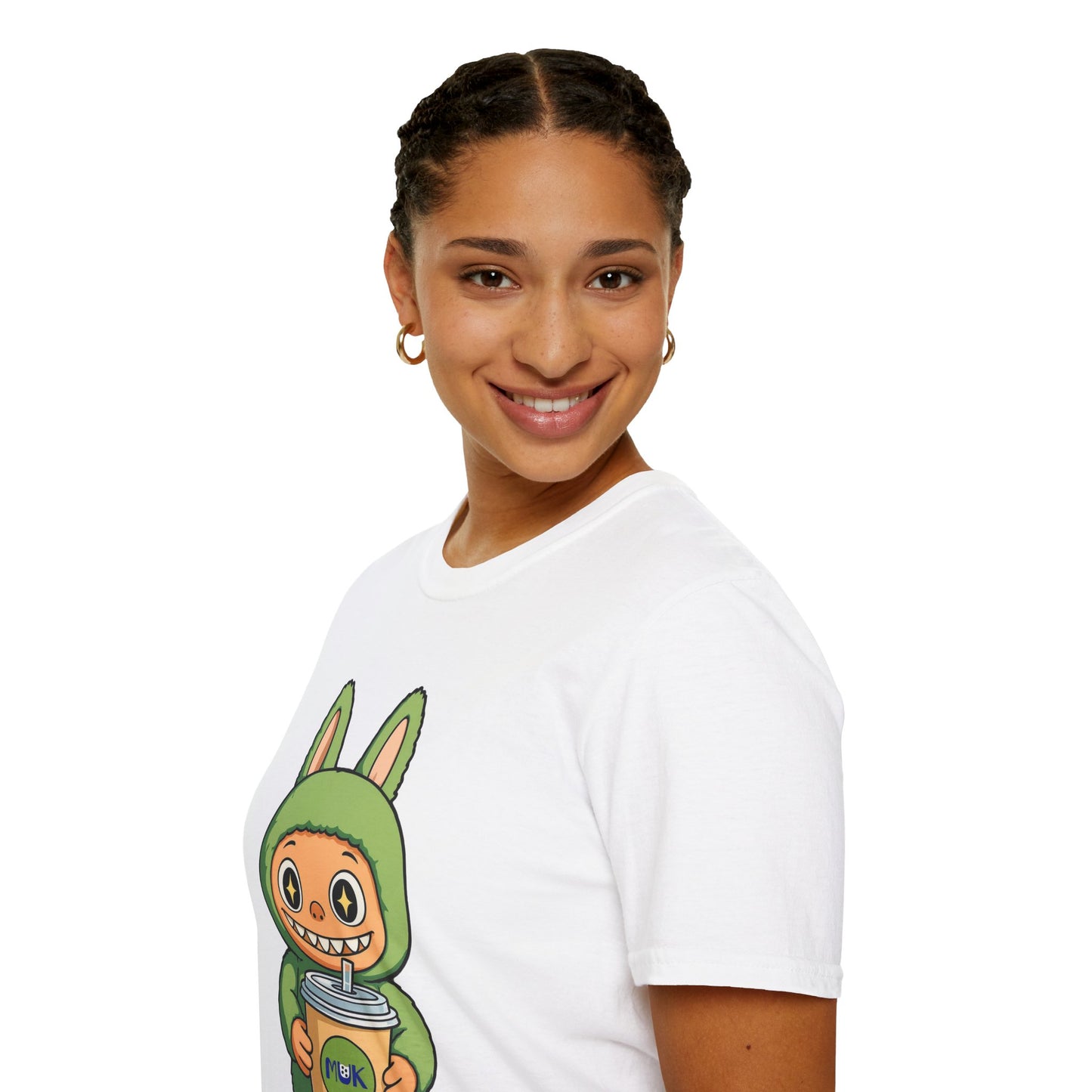 T-Shirt Unisex Labubu Softstyle – Design Kawaii con Bubble Tea.