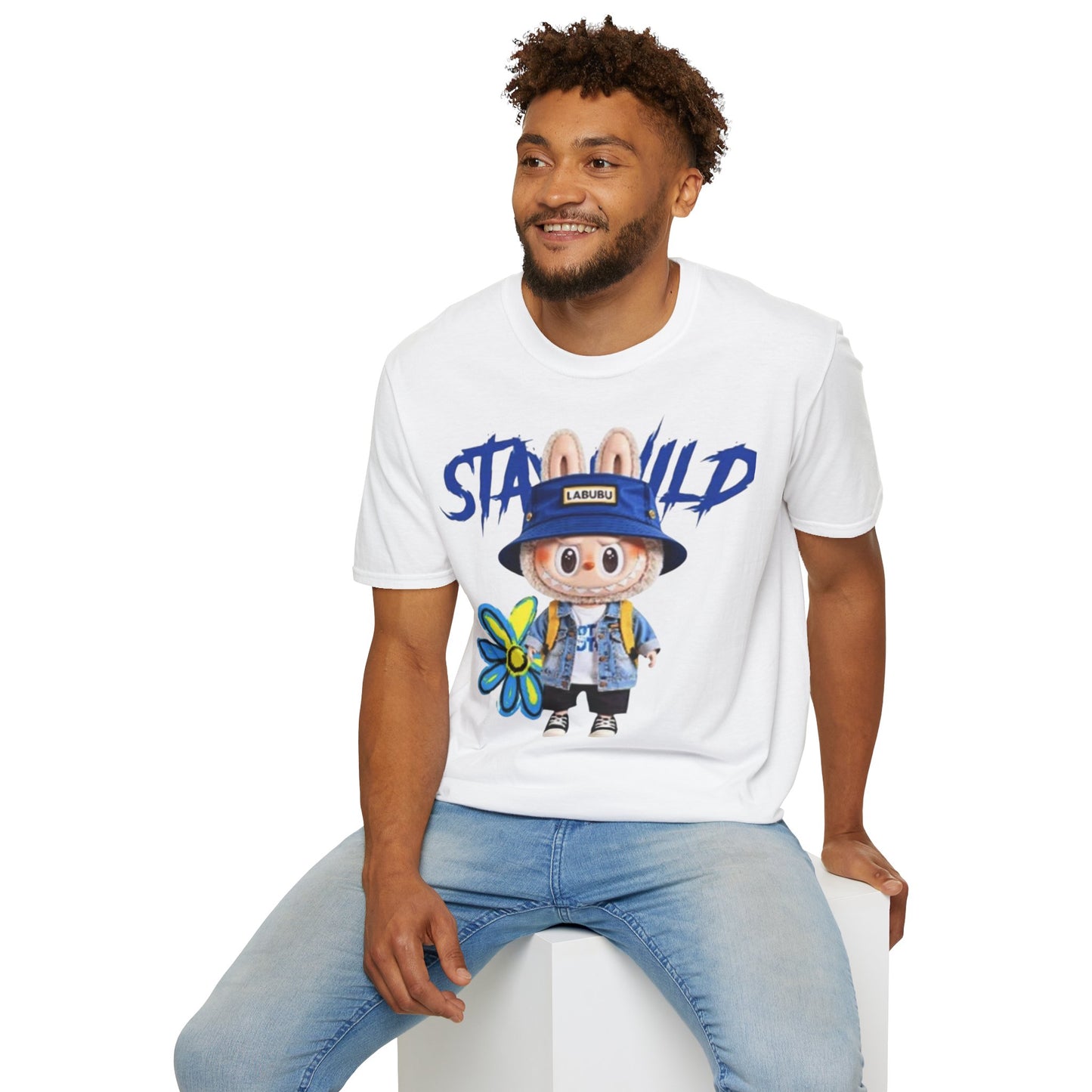 T-Shirt Unisex Labubu Softstyle – Design Kawaii Streetwear con Fiore “Stay Wild”.