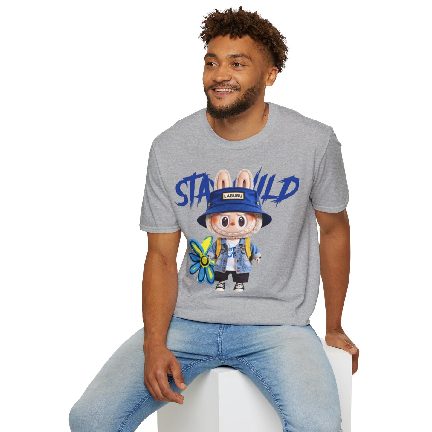 T-Shirt Unisex Labubu Softstyle – Design Kawaii Streetwear con Fiore “Stay Wild”.