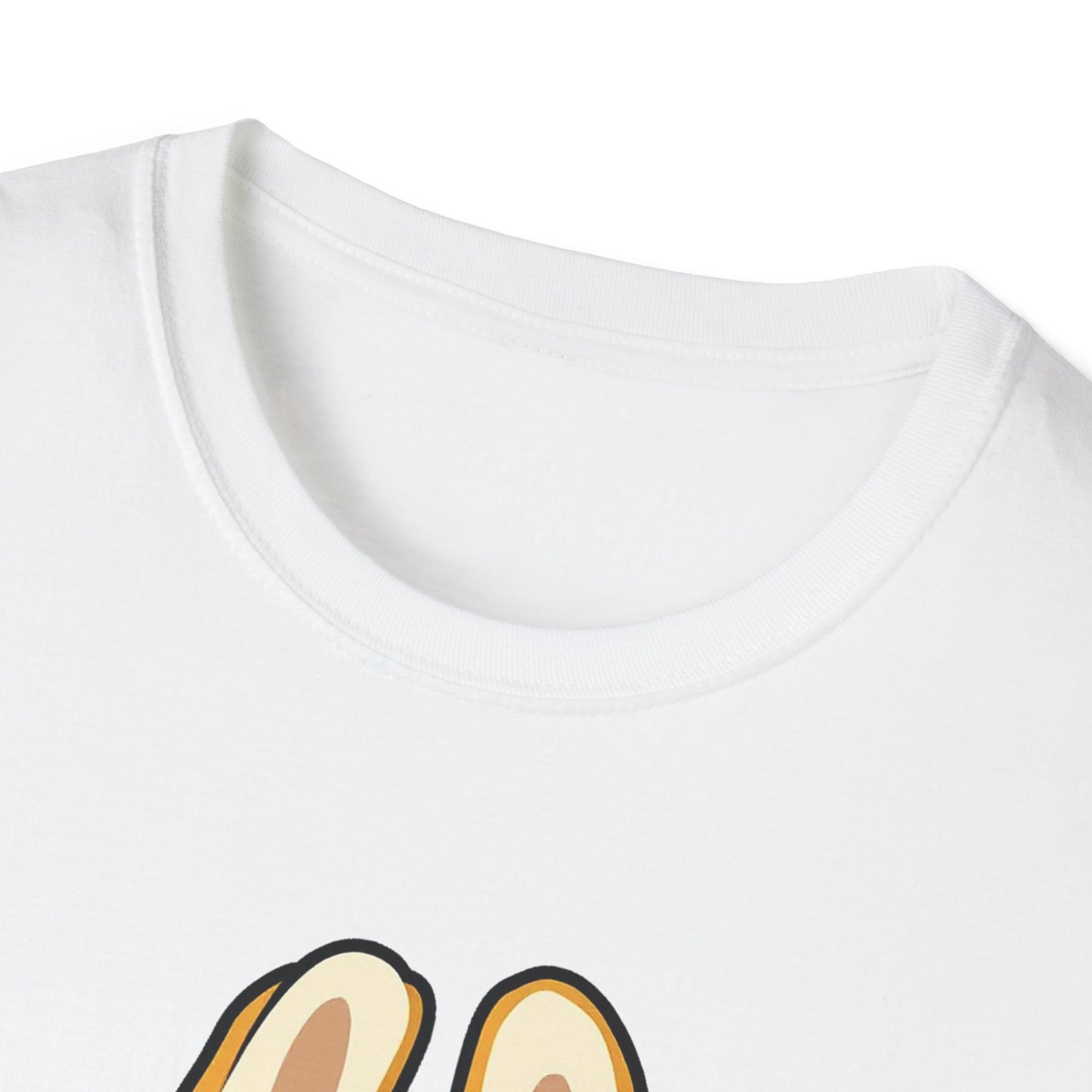 T-Shirt Unisex Labubu Softstyle – Design Kawaii con Cappello e Salopette.