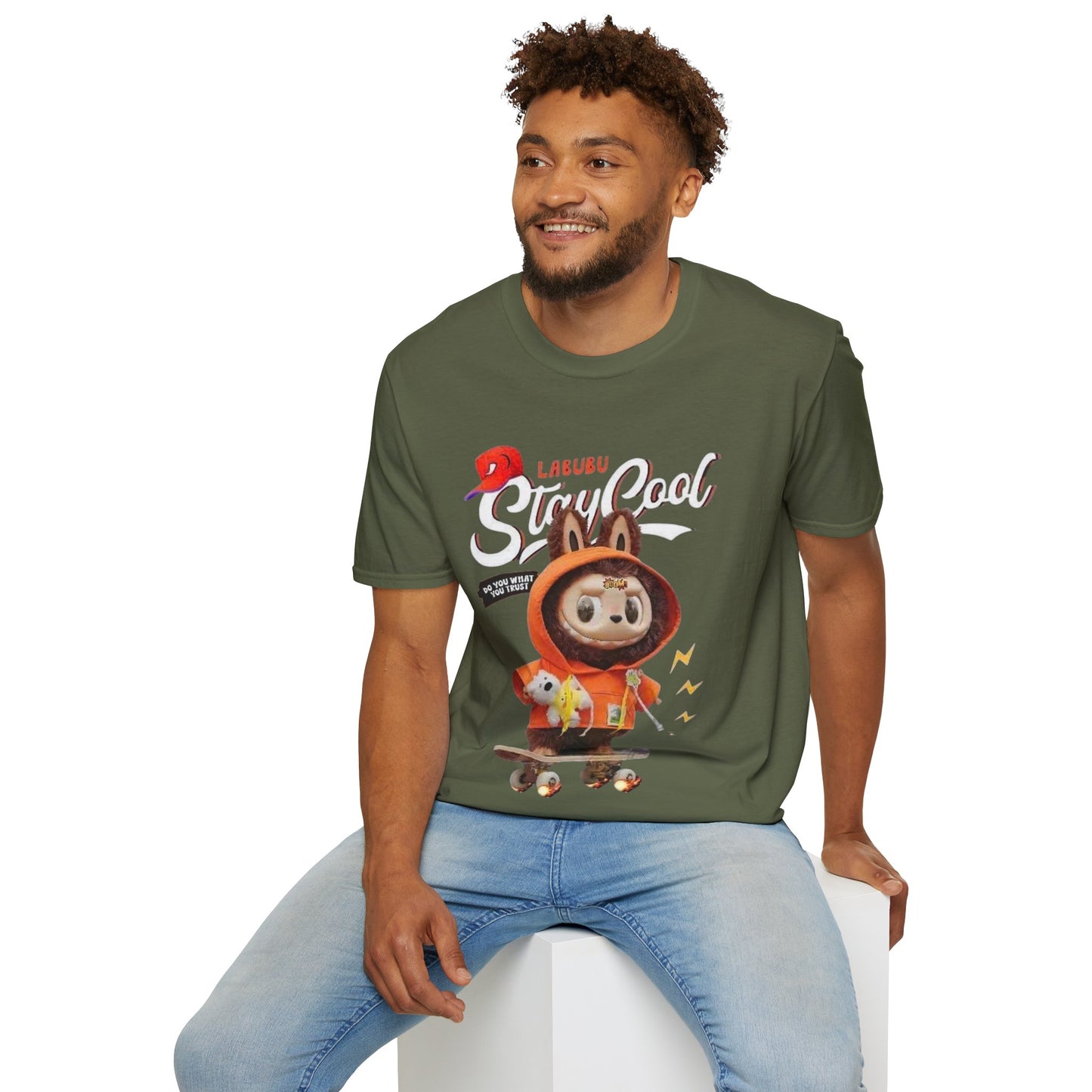 T-Shirt Unisex Labubu Softstyle – Design Streetwear Kawaii “Stay Cool”.