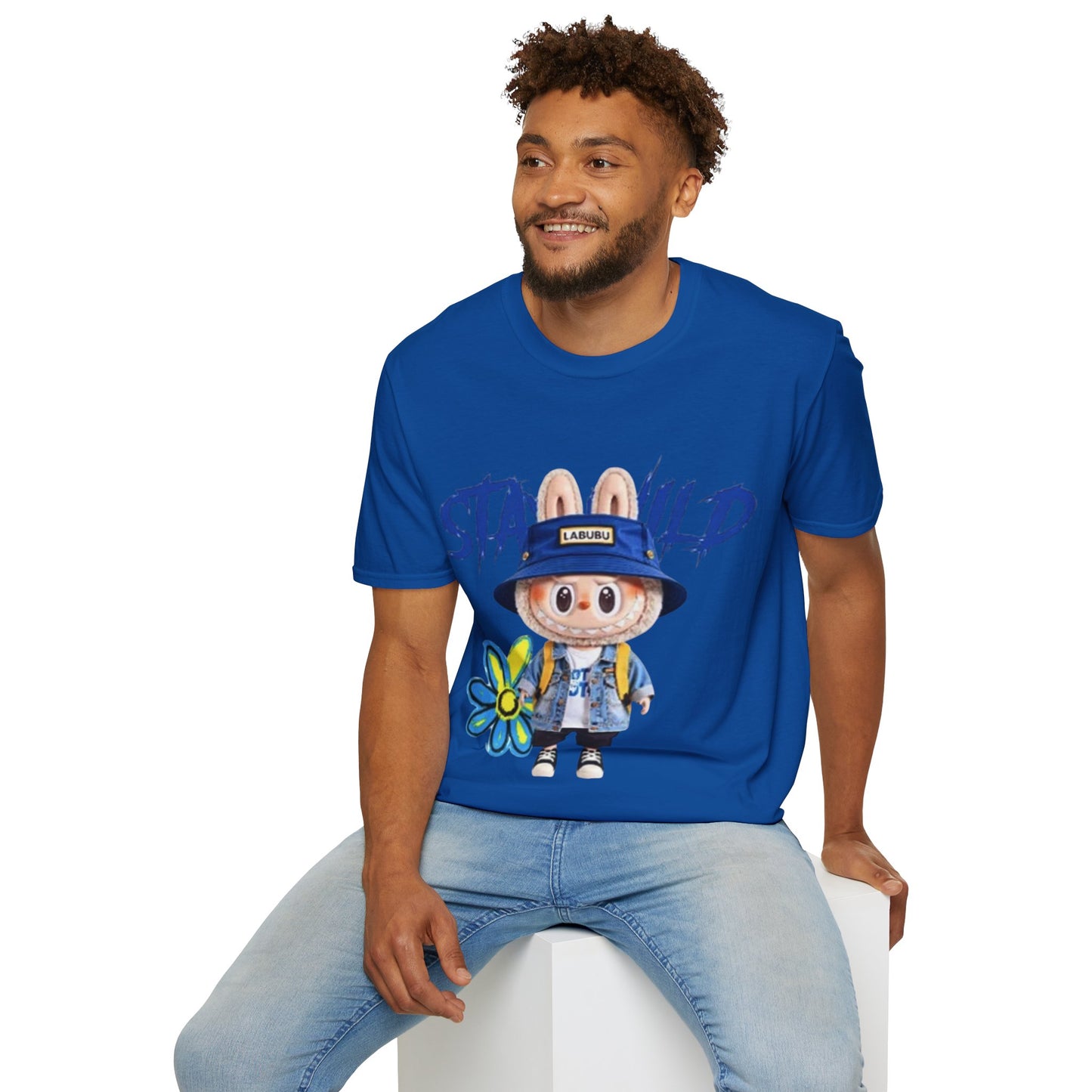 T-Shirt Unisex Labubu Softstyle – Design Kawaii Streetwear con Fiore “Stay Wild”.