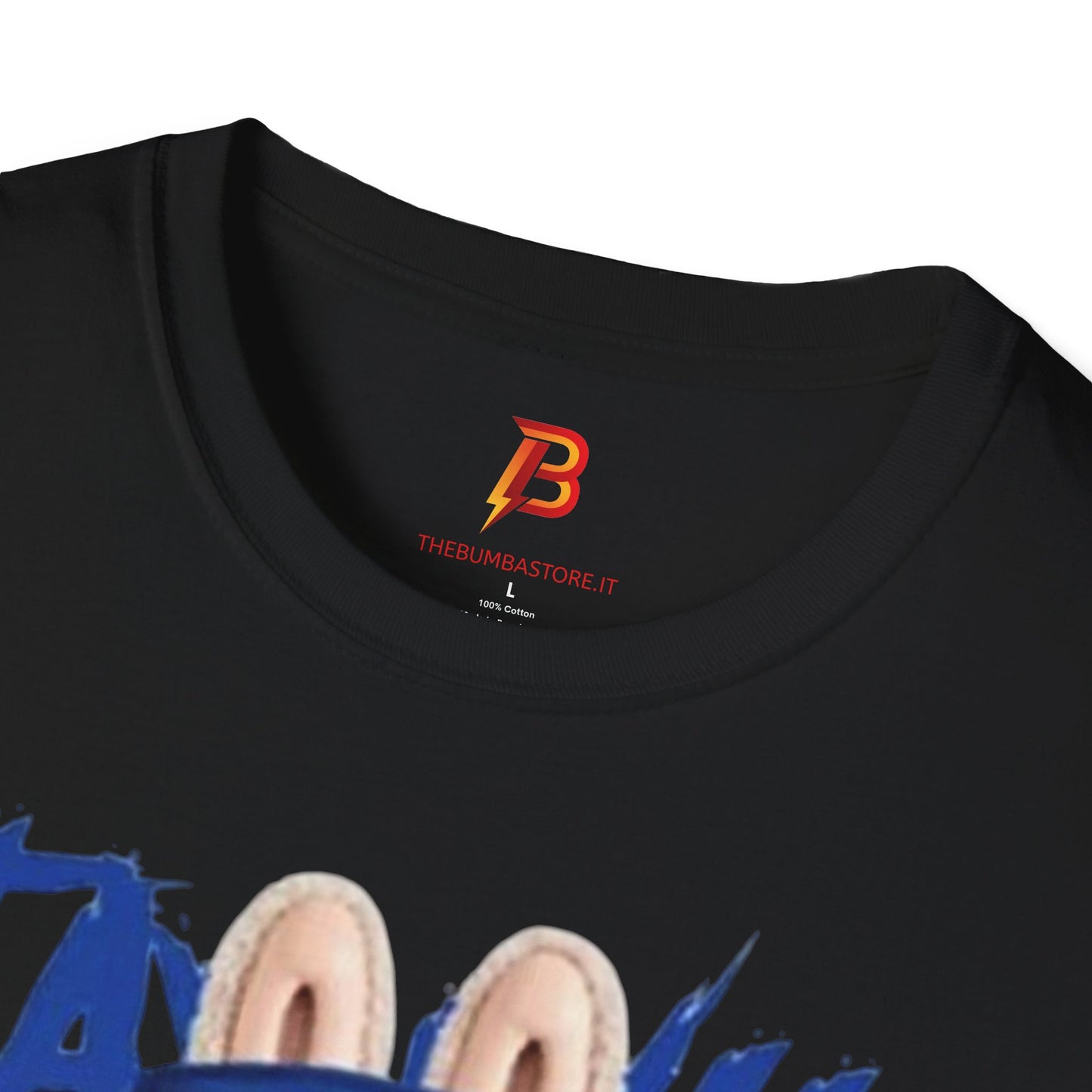 T-Shirt Unisex Labubu Softstyle – Design Kawaii Streetwear con Fiore “Stay Wild”.