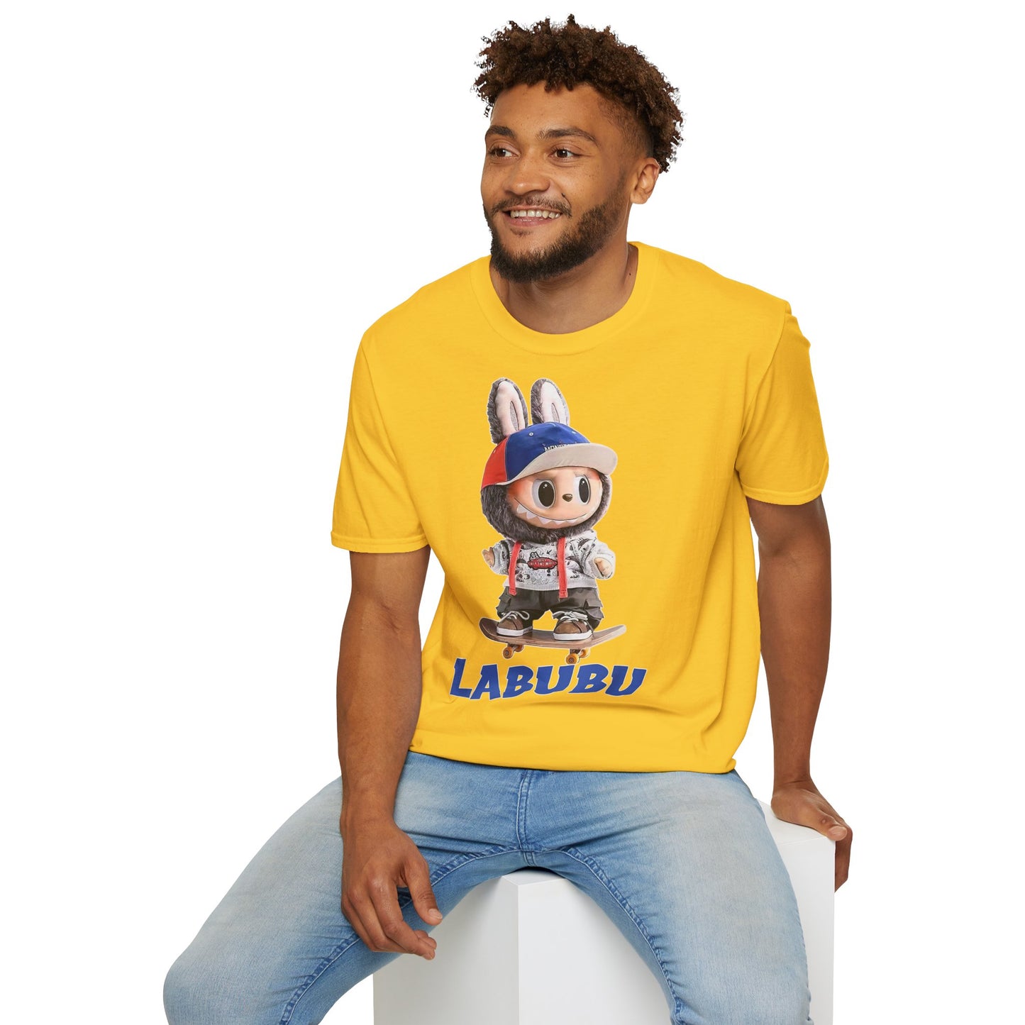 T-Shirt Unisex Labubu Softstyle Arancione – Design Streetwear con Skateboard.