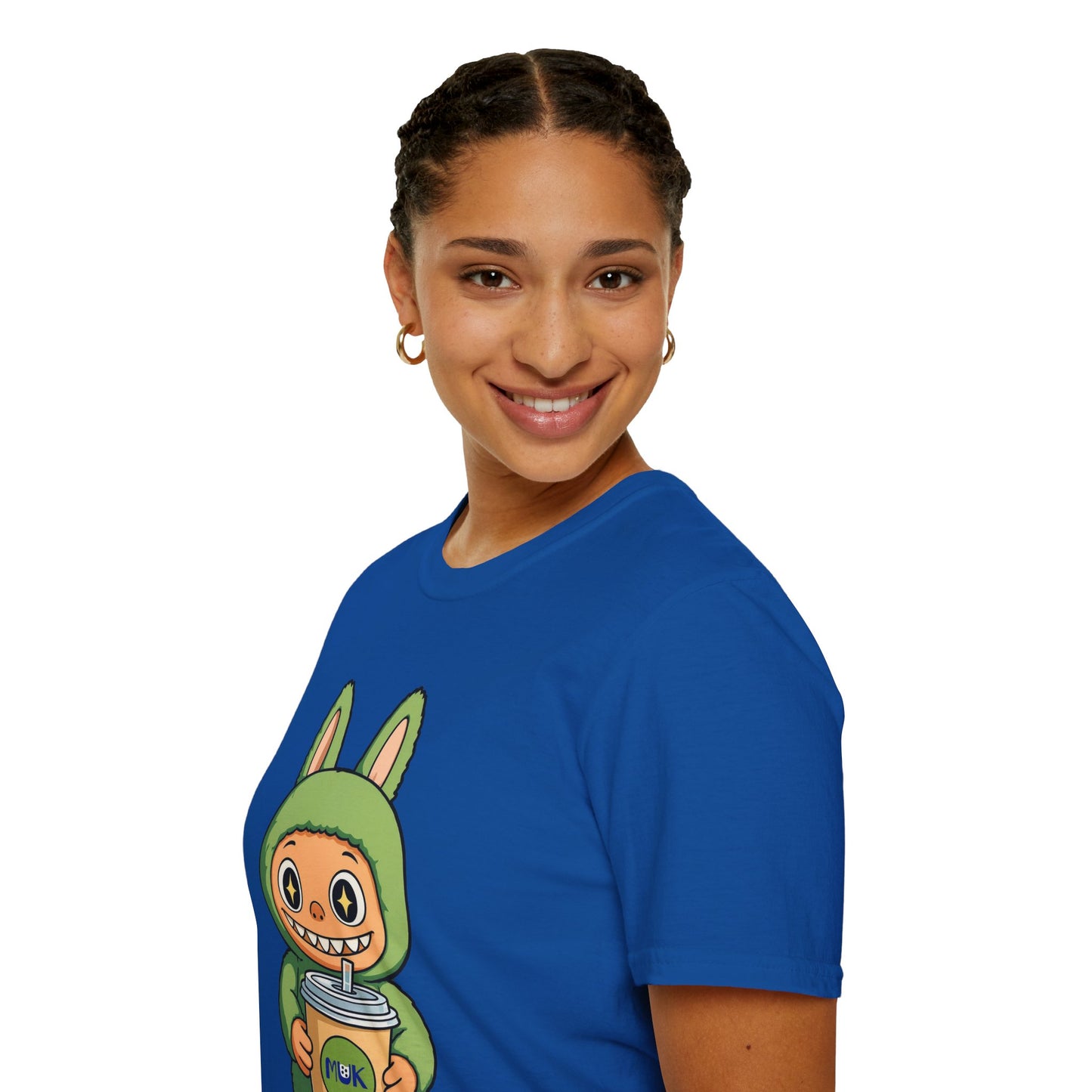 T-Shirt Unisex Labubu Softstyle – Design Kawaii con Bubble Tea.