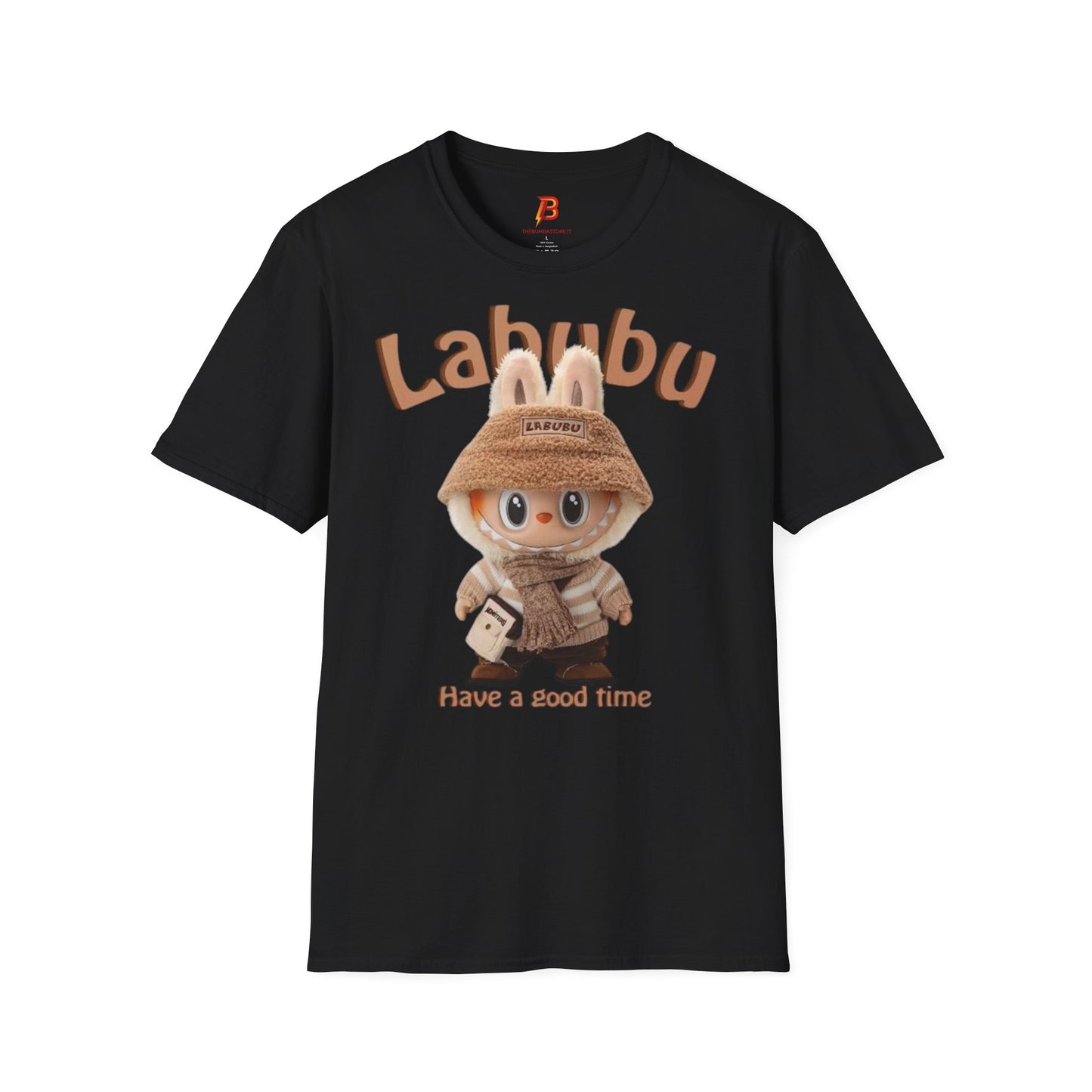T-Shirt Unisex Labubu Softstyle – Design Kawaii Casual con Bucket Hat “Have a Good Time”.