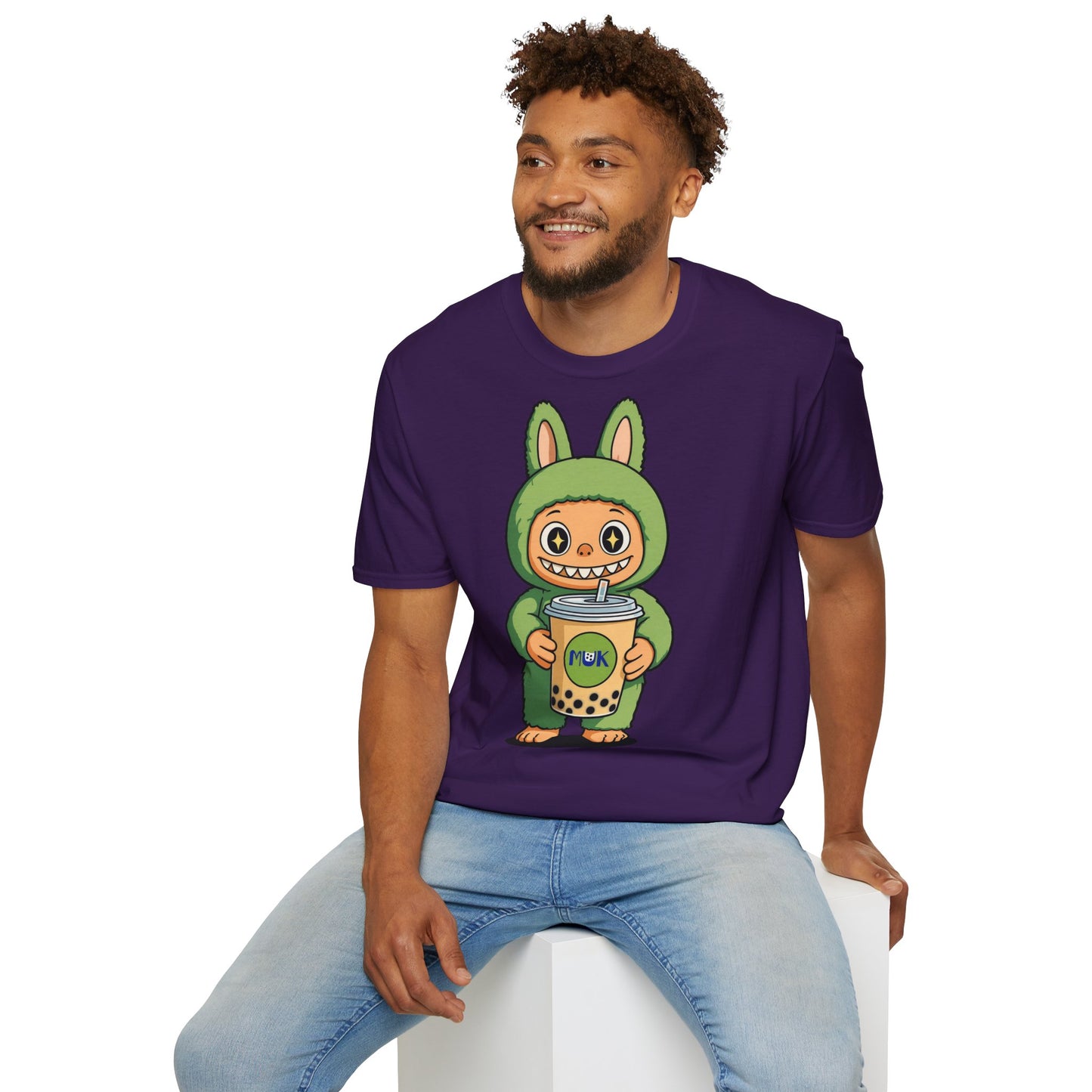 T-Shirt Unisex Labubu Softstyle – Design Kawaii con Bubble Tea.