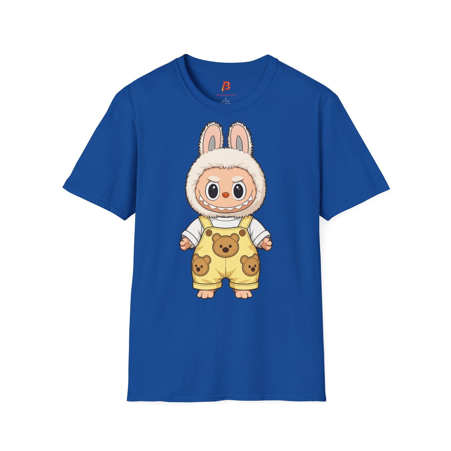 T-Shirt Unisex Labubu Softstyle – Design Kawaii con Salopette Orsetto.