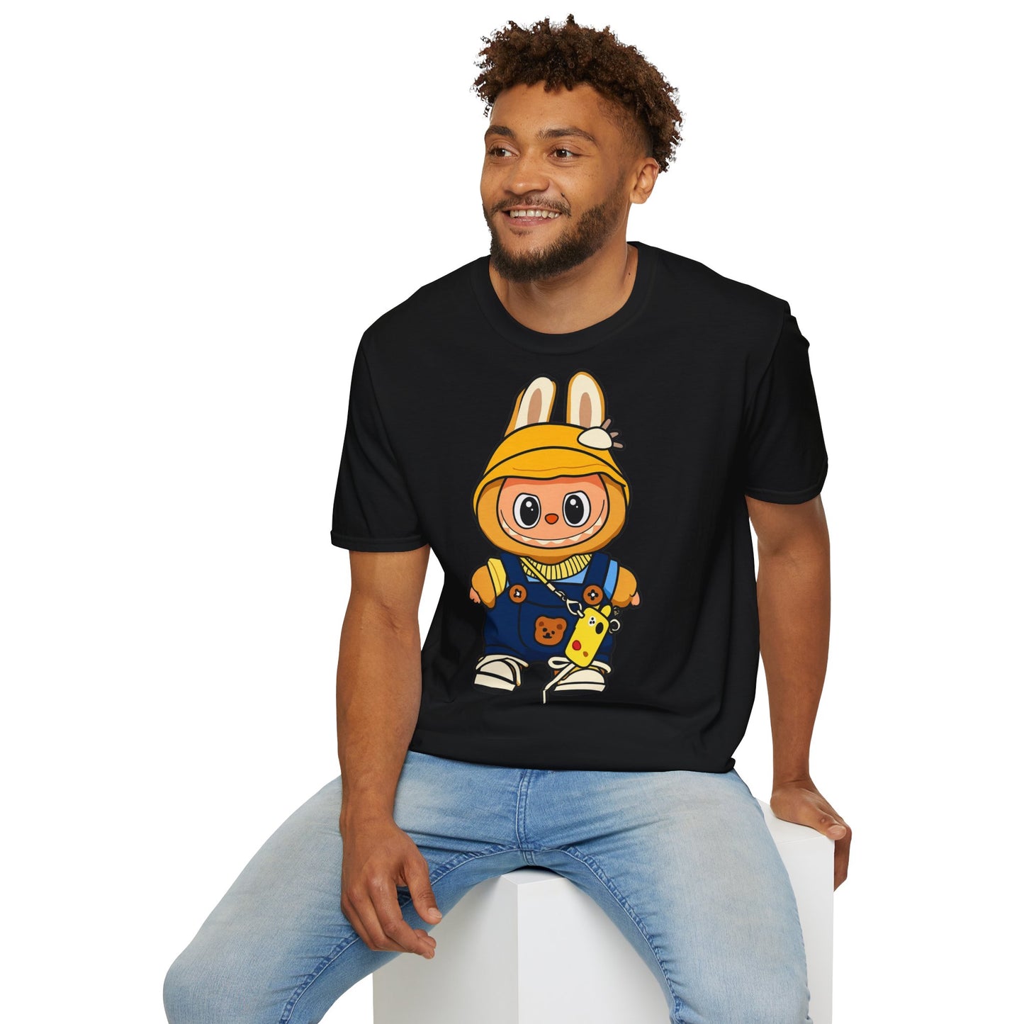 T-Shirt Unisex Labubu Softstyle – Design Kawaii con Cappello e Salopette.