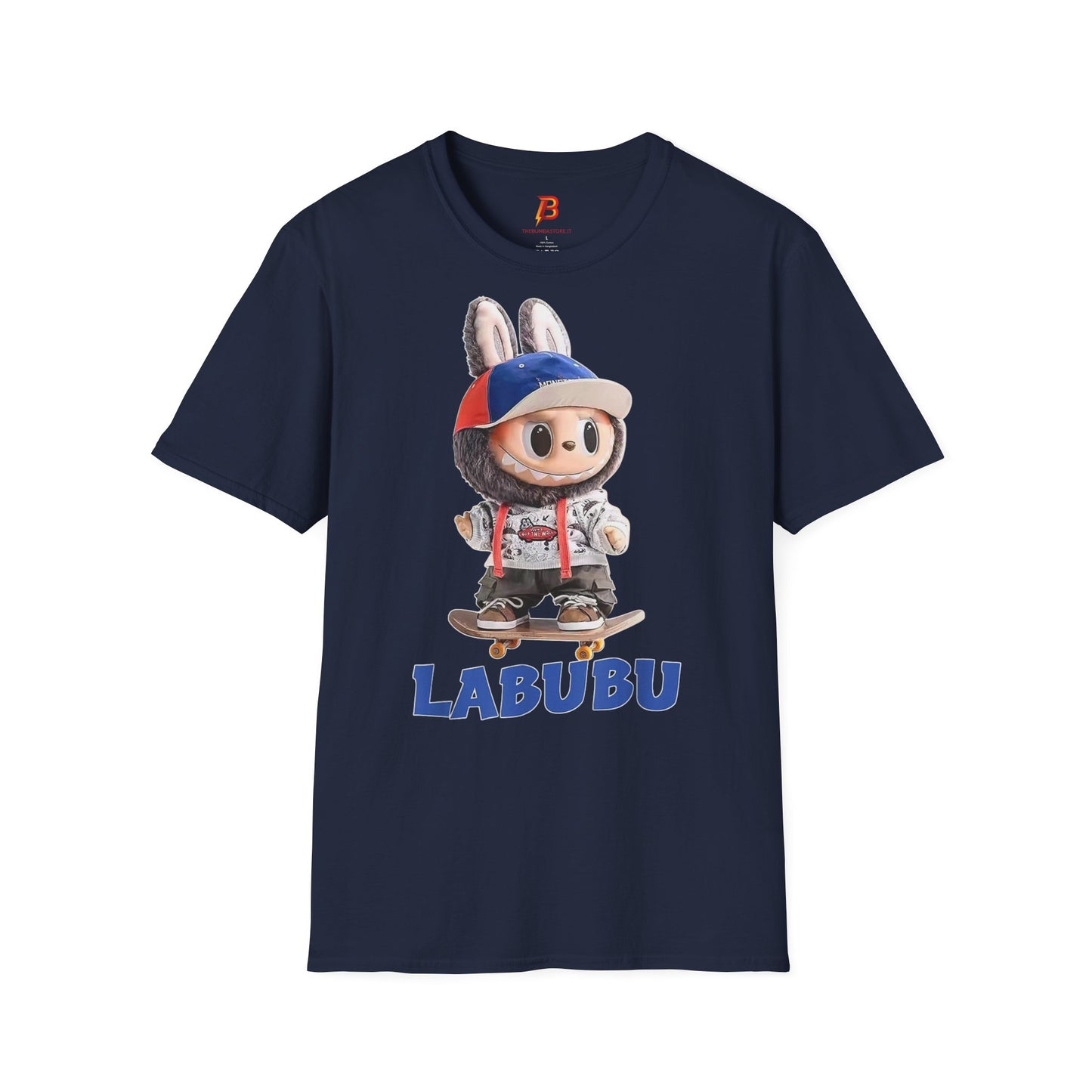 T-Shirt Unisex Labubu Softstyle Arancione – Design Streetwear con Skateboard.