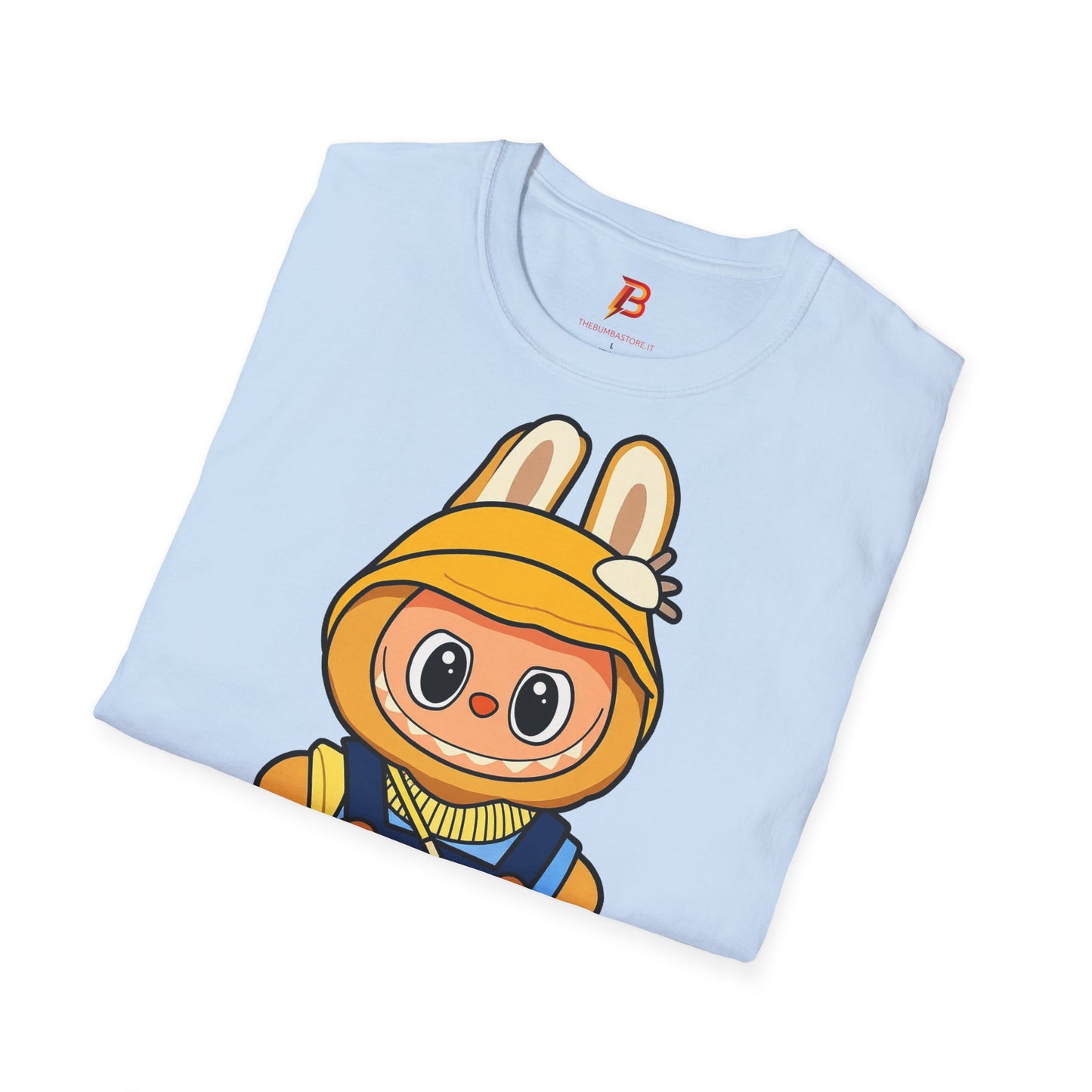 T-Shirt Unisex Labubu Softstyle – Design Kawaii con Cappello e Salopette.