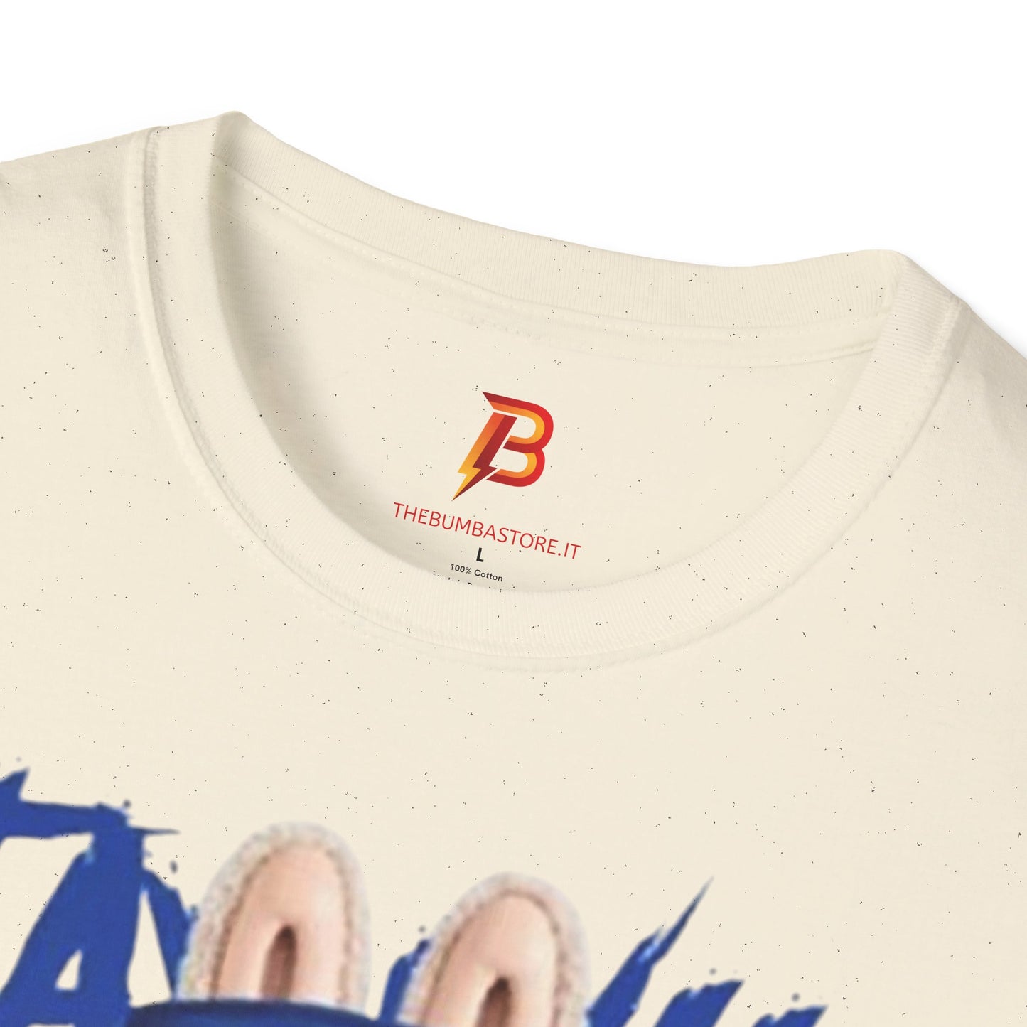 T-Shirt Unisex Labubu Softstyle – Design Kawaii Streetwear con Fiore “Stay Wild”.