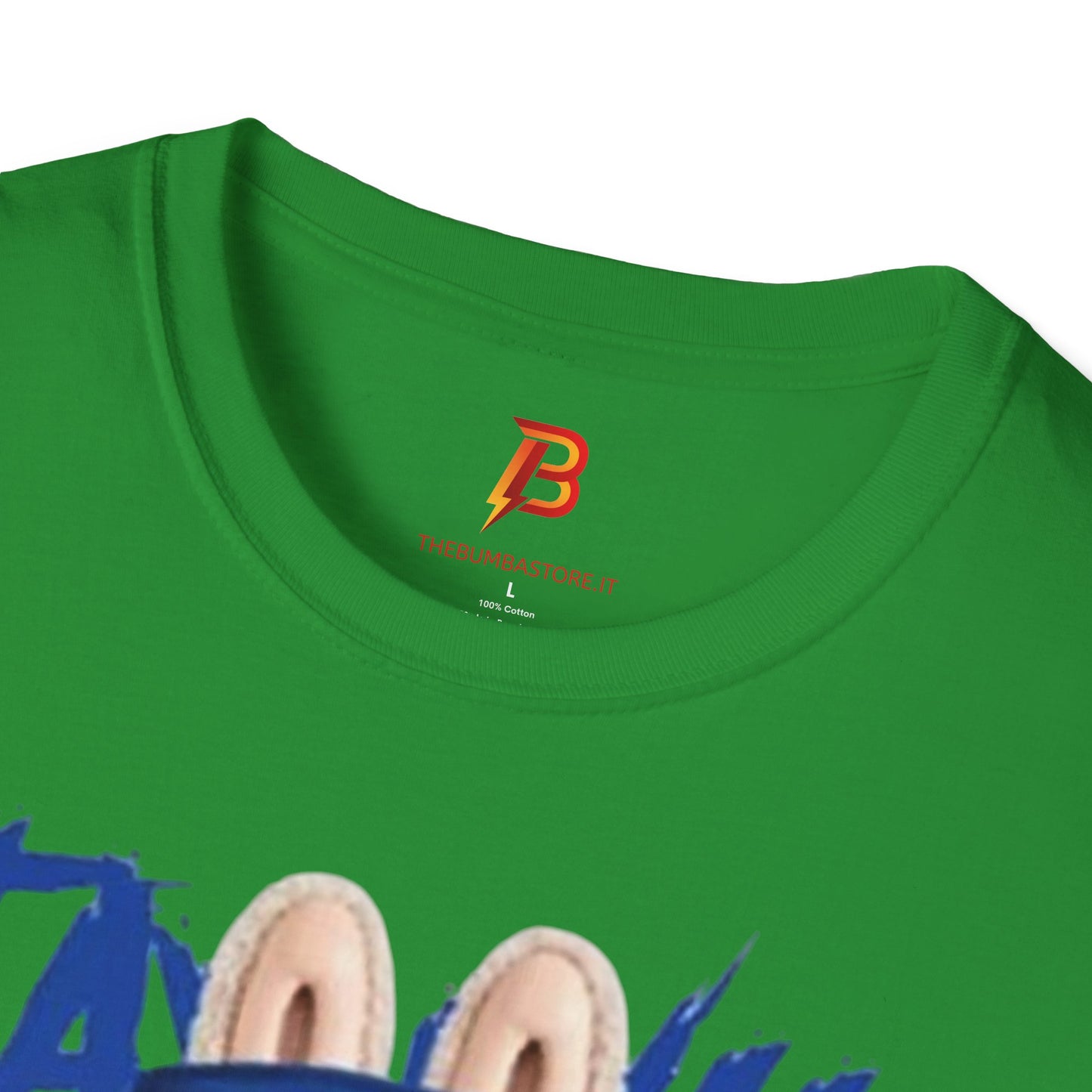 T-Shirt Unisex Labubu Softstyle – Design Kawaii Streetwear con Fiore “Stay Wild”.