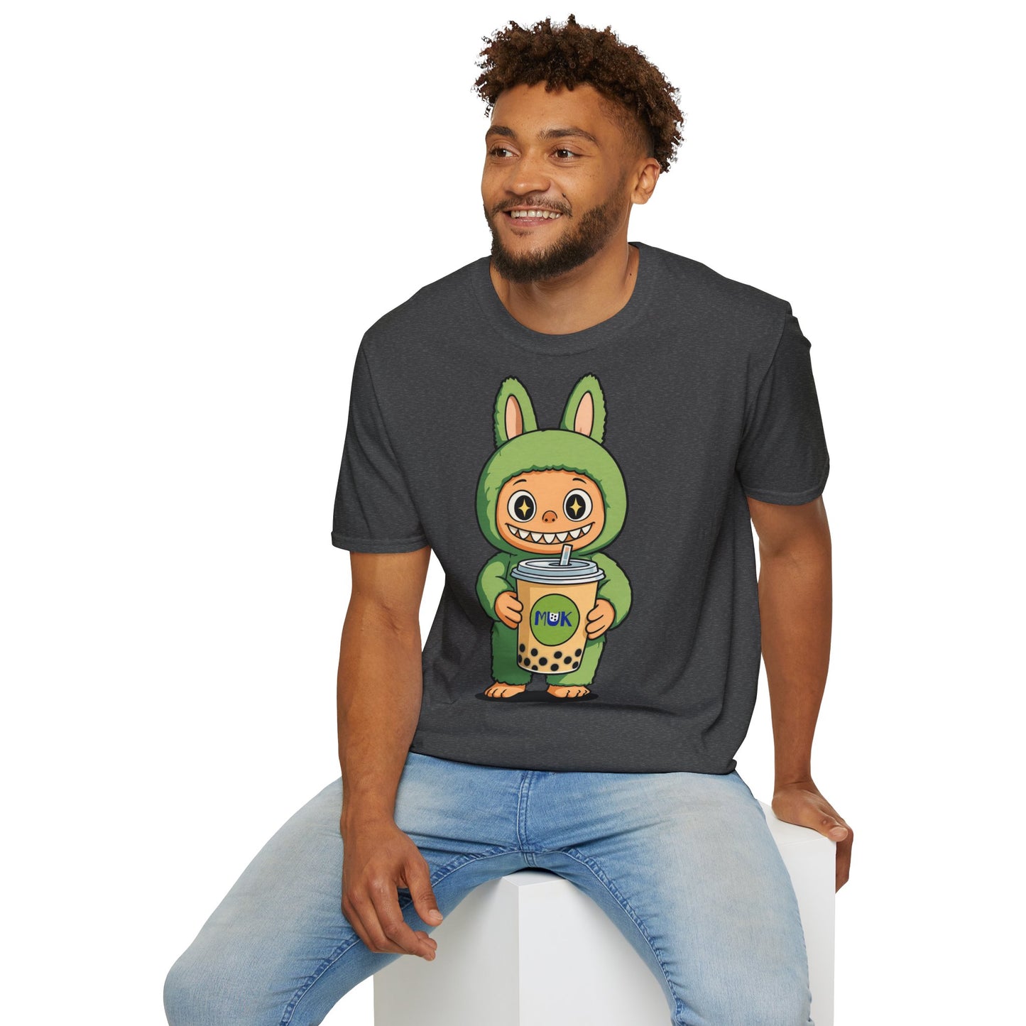T-Shirt Unisex Labubu Softstyle – Design Kawaii con Bubble Tea.