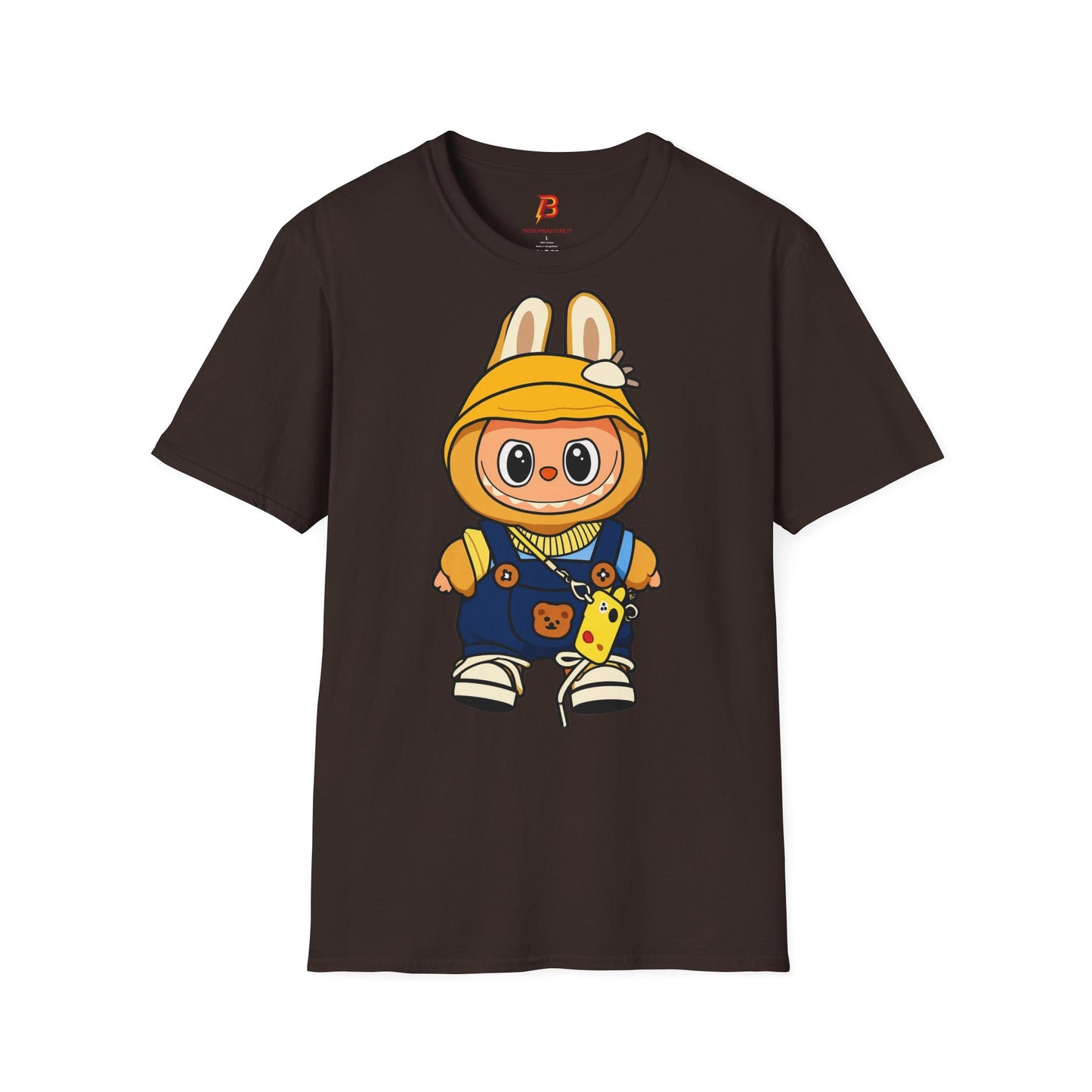 T-Shirt Unisex Labubu Softstyle – Design Kawaii con Cappello e Salopette.