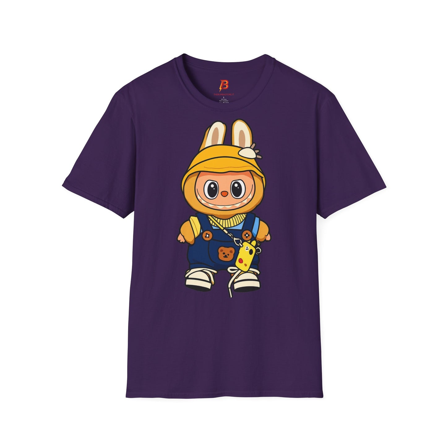 T-Shirt Unisex Labubu Softstyle – Design Kawaii con Cappello e Salopette.